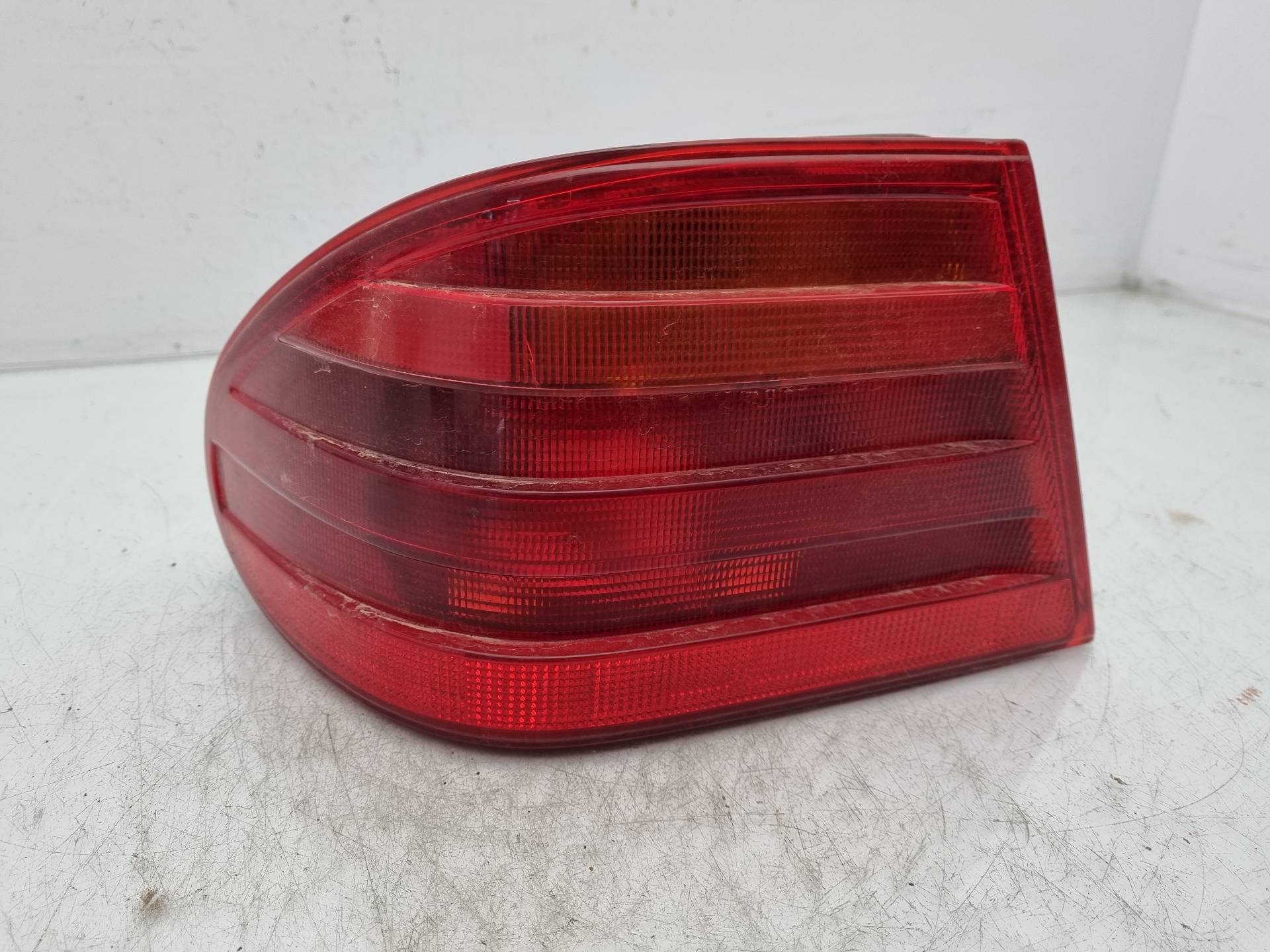 PILOTO TRASERO IZQUIERDO MERCEDES-BENZ CLASE E 606