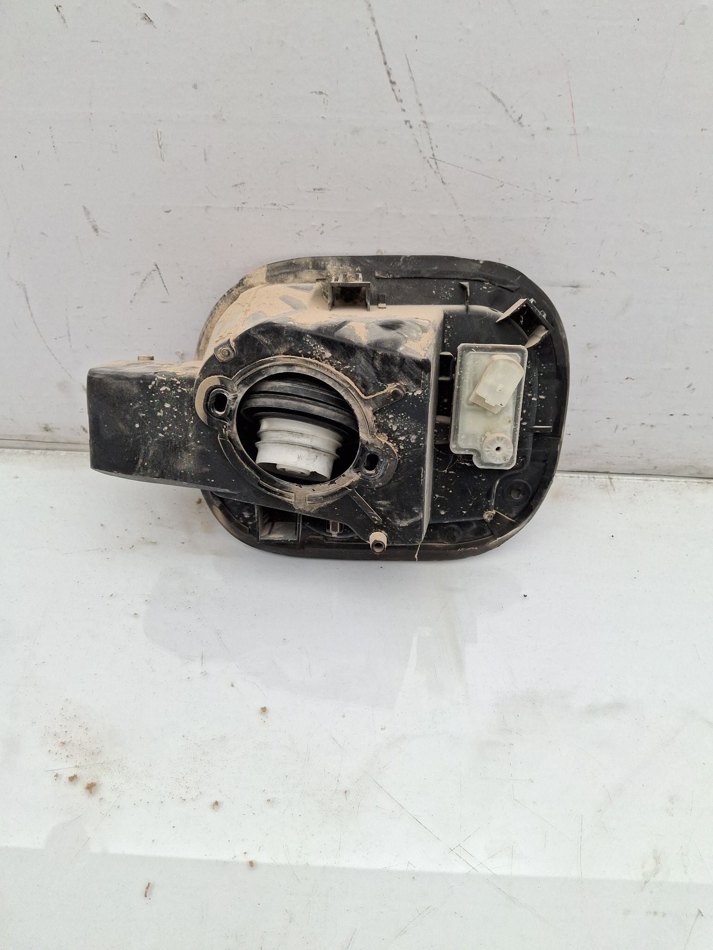 TAPA EXTERIOR COMBUSTIBLE NISSAN JUKE 