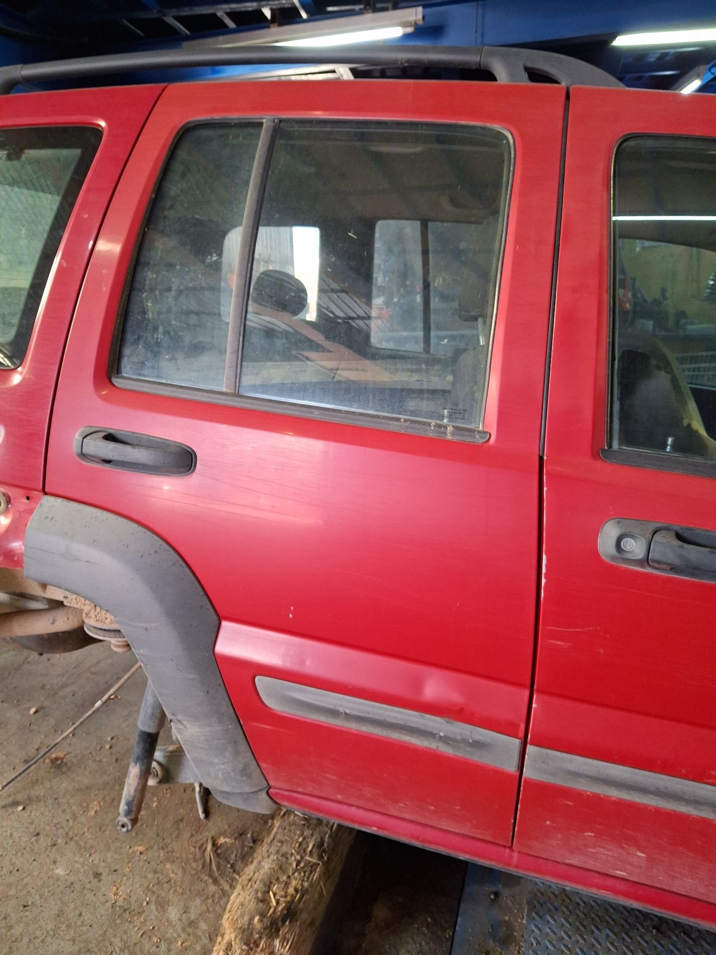 PUERTA TRASERA DERECHA JEEP CHEROKEE 
