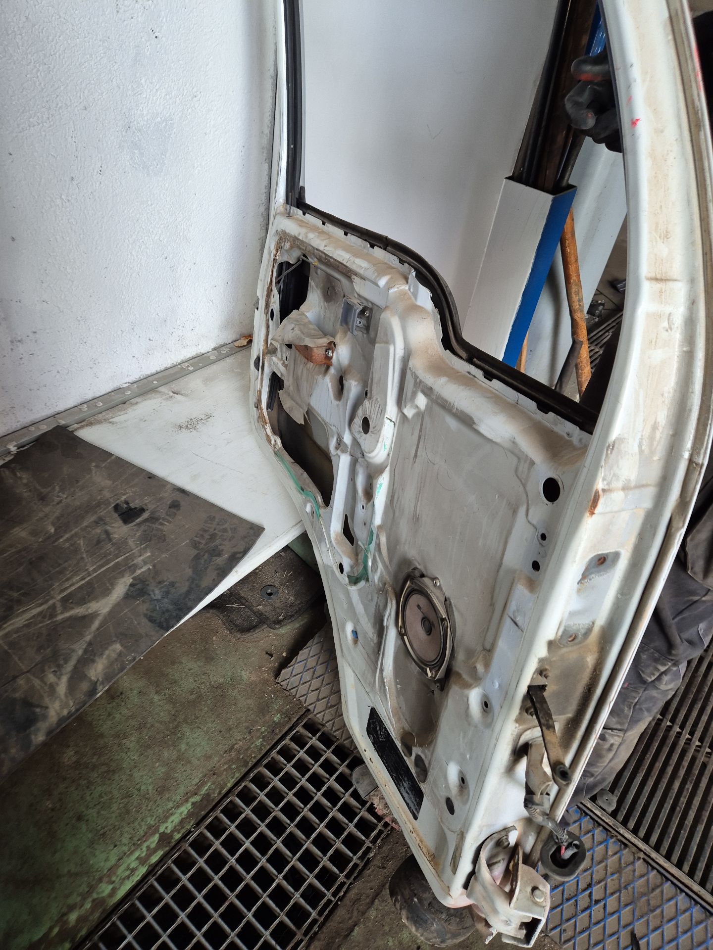 PUERTA DELANTERA IZQUIERDA NISSAN CABSTAR 