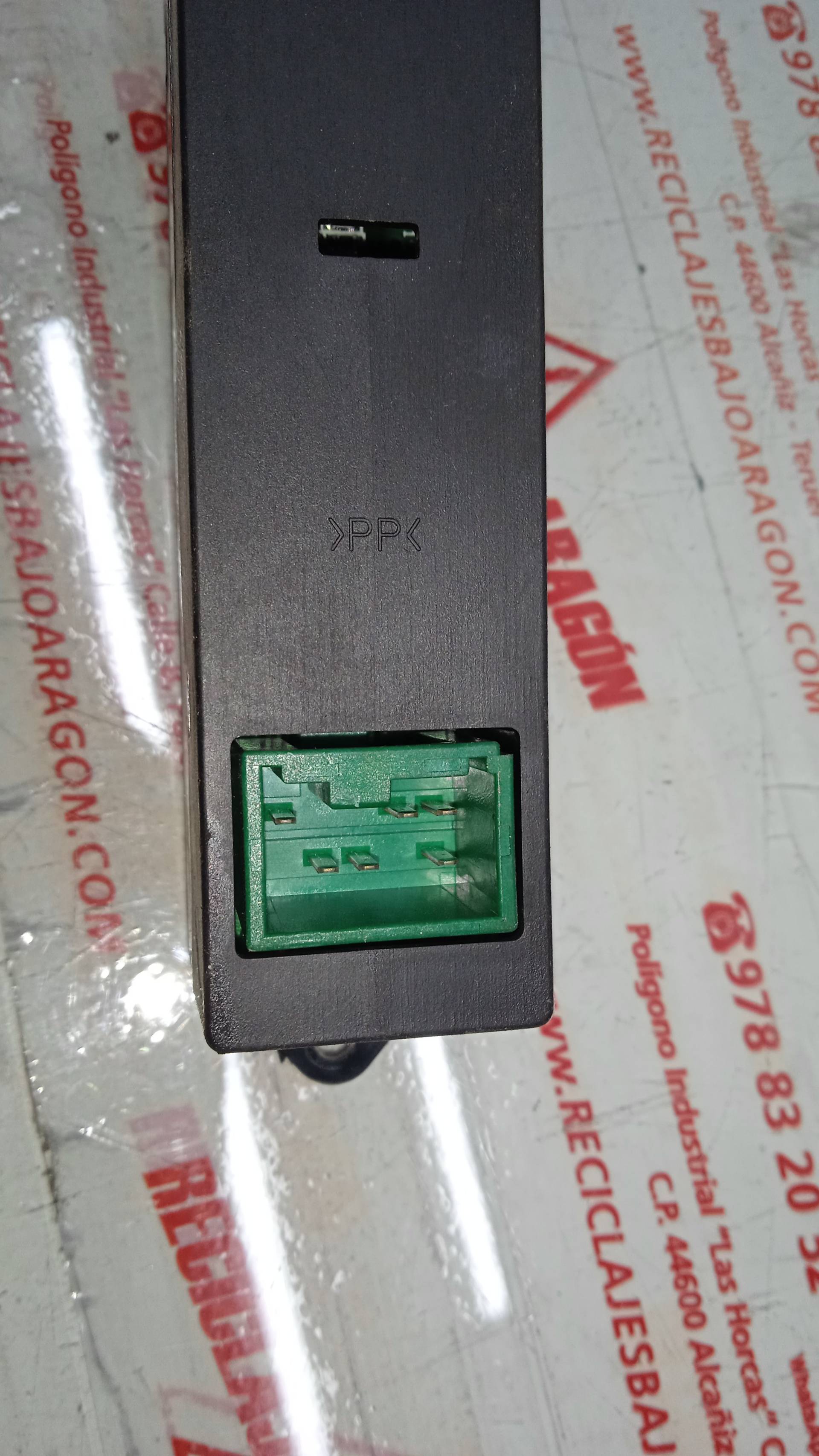 MANDO ELEVALUNAS DELANTERO DERECHO MITSUBISHI MONT D 4056