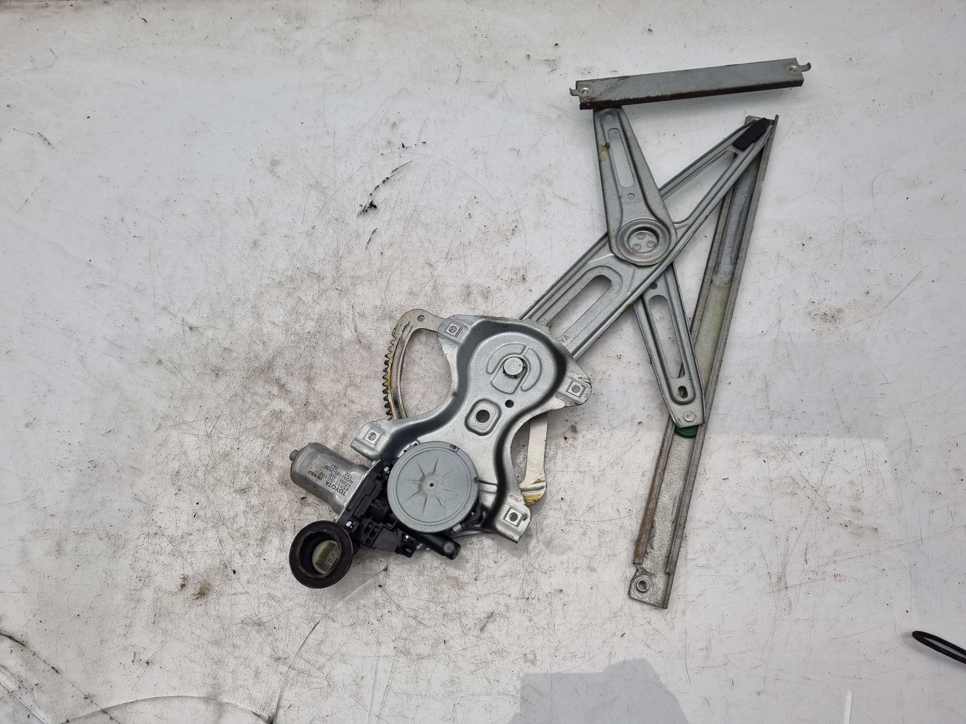 ELEVALUNAS DELANTERO DERECHO TOYOTA YARIS D1ND