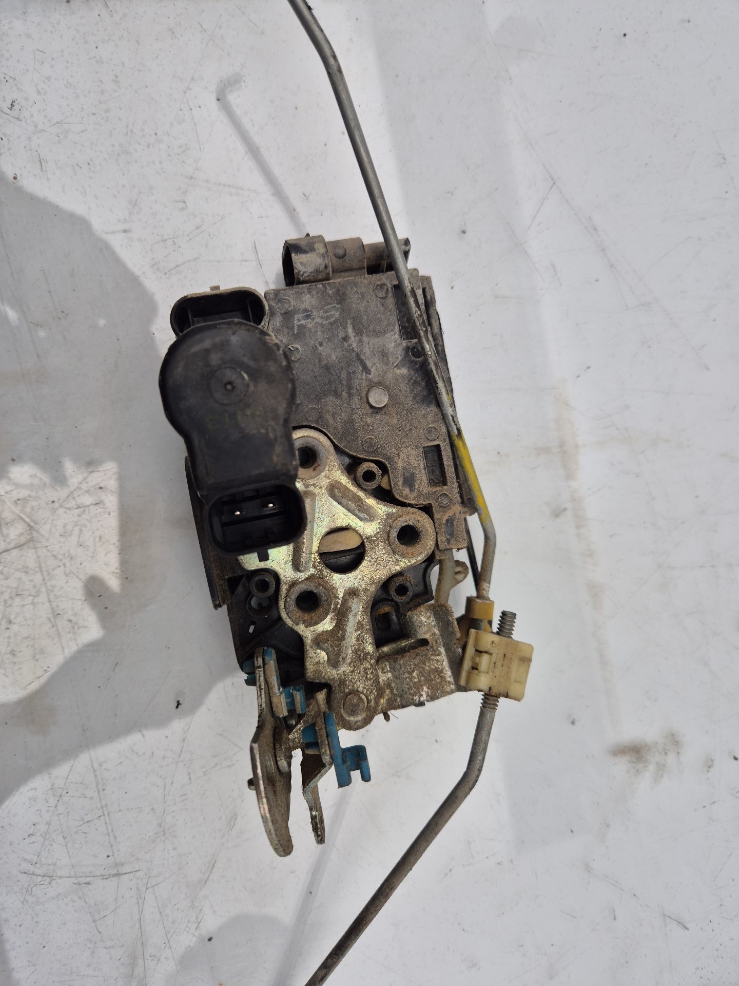 CERRADURA PUERTA DELANTERA IZQUIERDA CHEVROLET AVE 