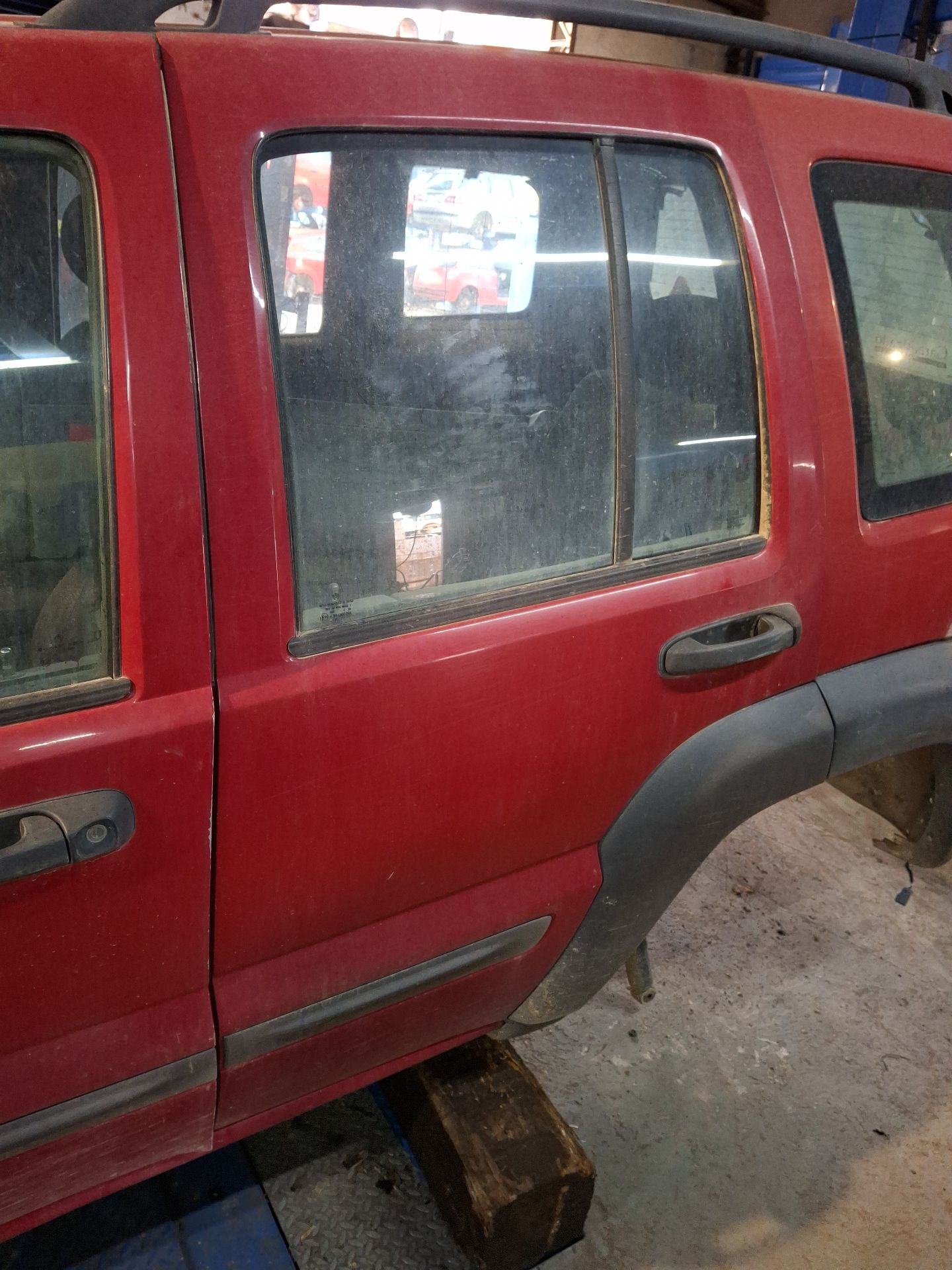 PUERTA TRASERA IZQUIERDA JEEP CHEROKEE 