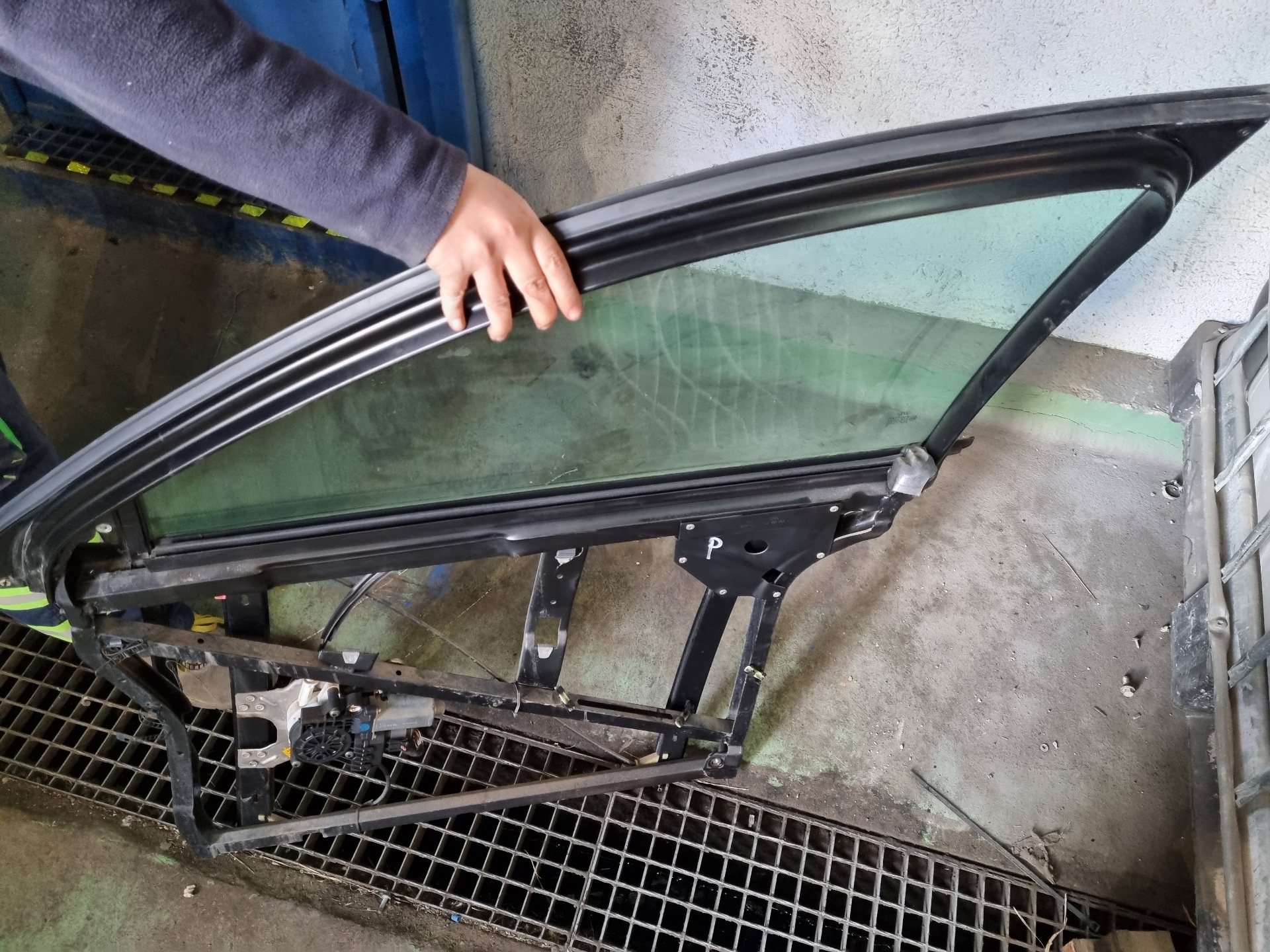 ELEVALUNAS DELANTERO DERECHO AUDI A6 AFB