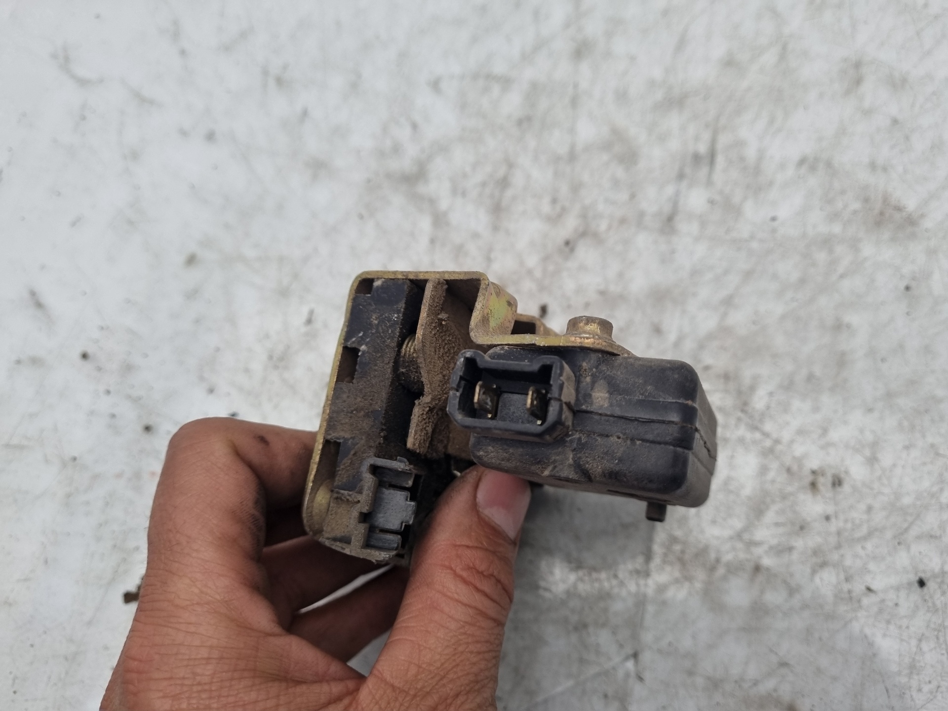 CERRADURA PUERTA TRASERA IZQUIERDA RENAULT 21 J8S