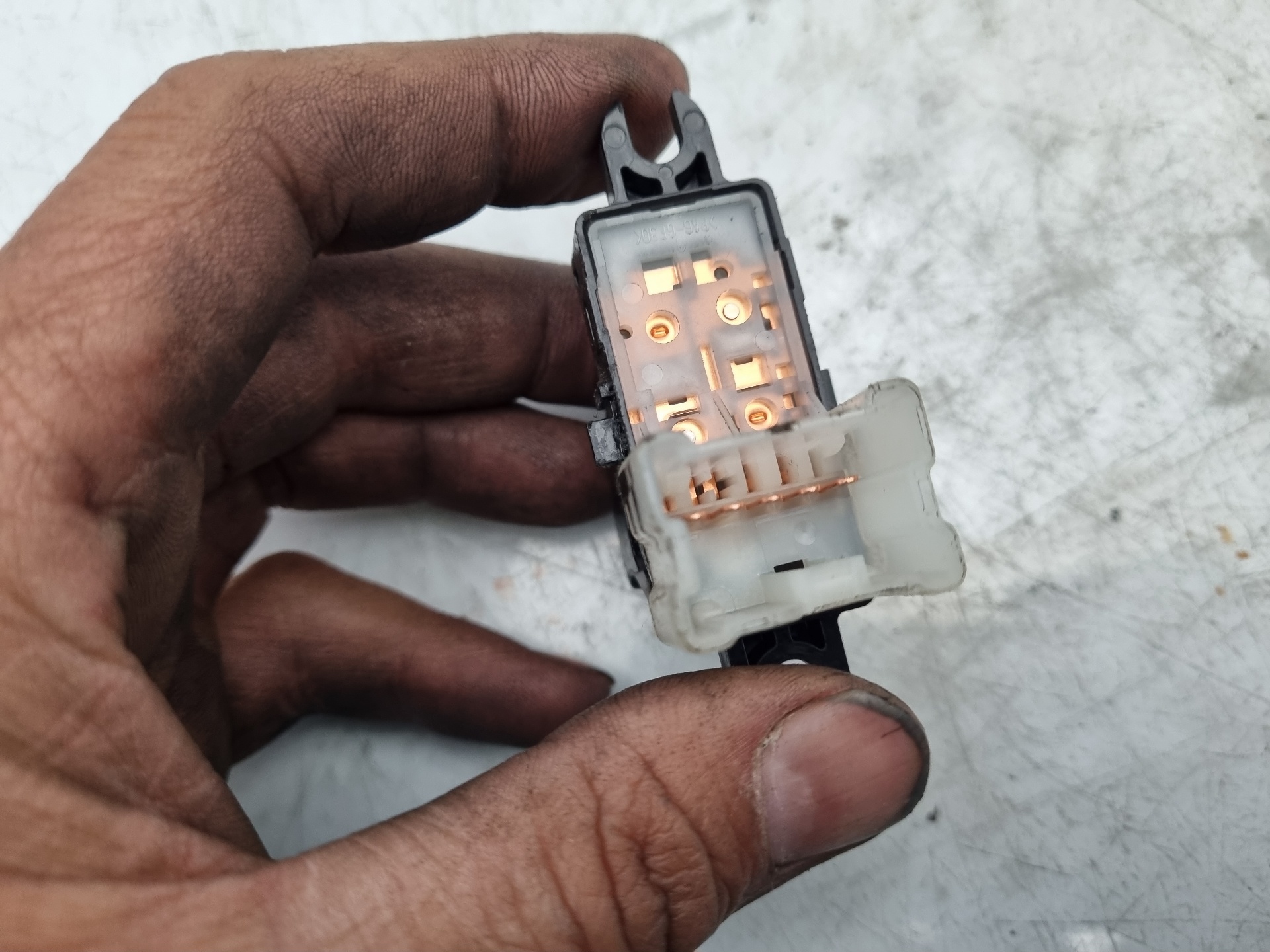 MANDO ELEVALUNAS TRASERO IZQUIERDO RENAULT KADJAR MR16