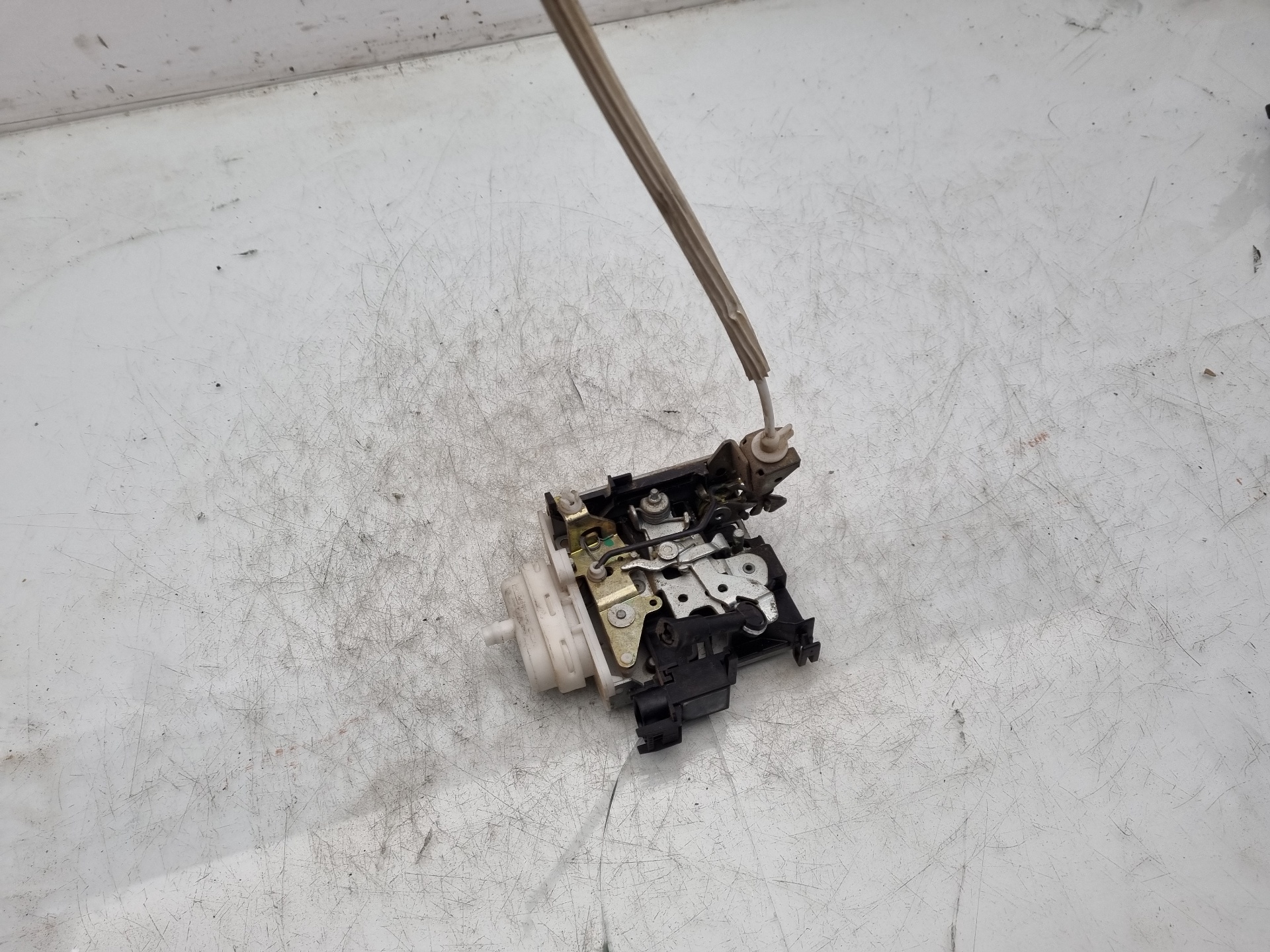 CERRADURA PUERTA DELANTERA DERECHA AUDI A4 APU