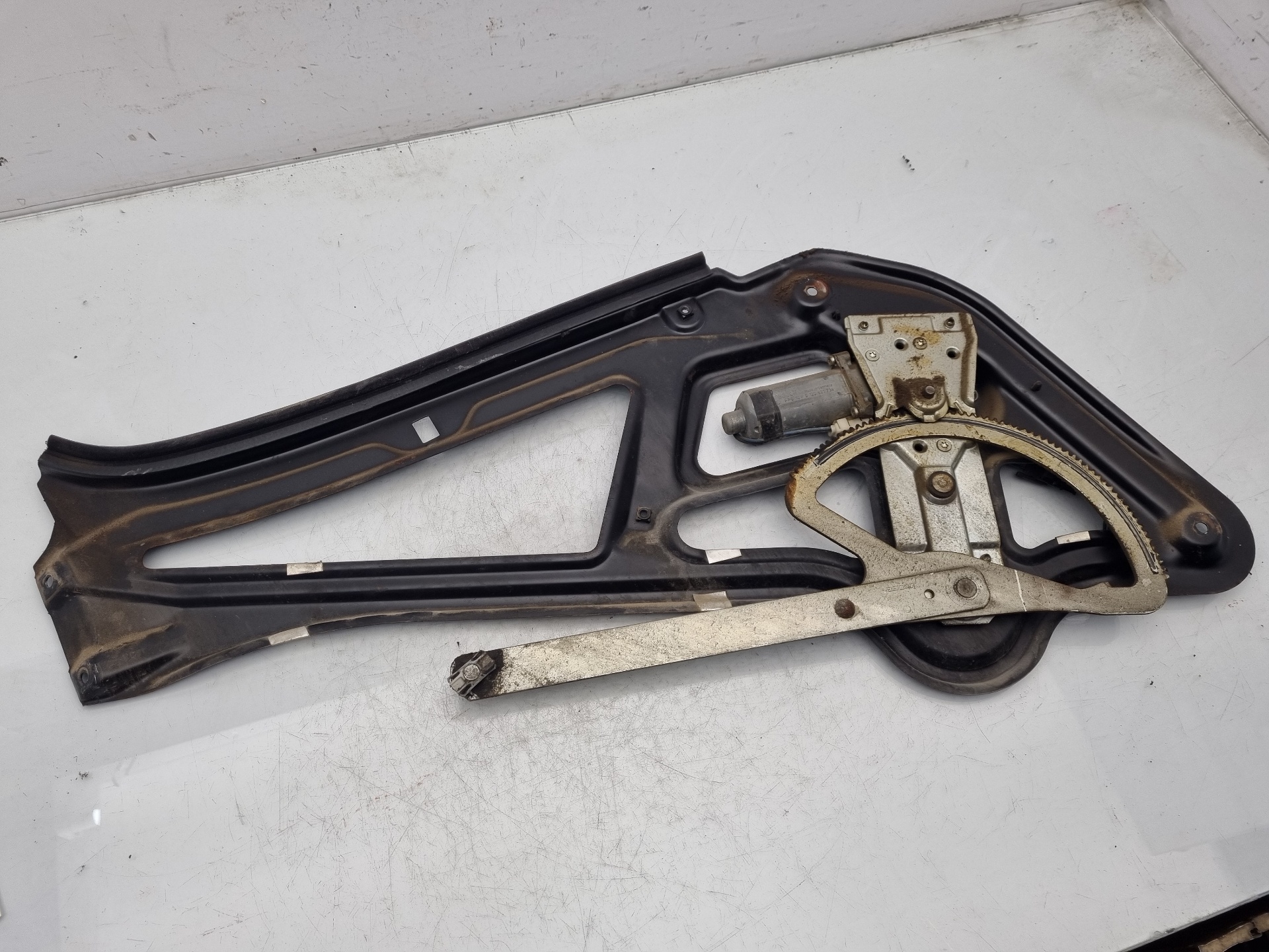 ELEVALUNAS DELANTERO DERECHO MERCEDES-BENZ SPRINTE 612981