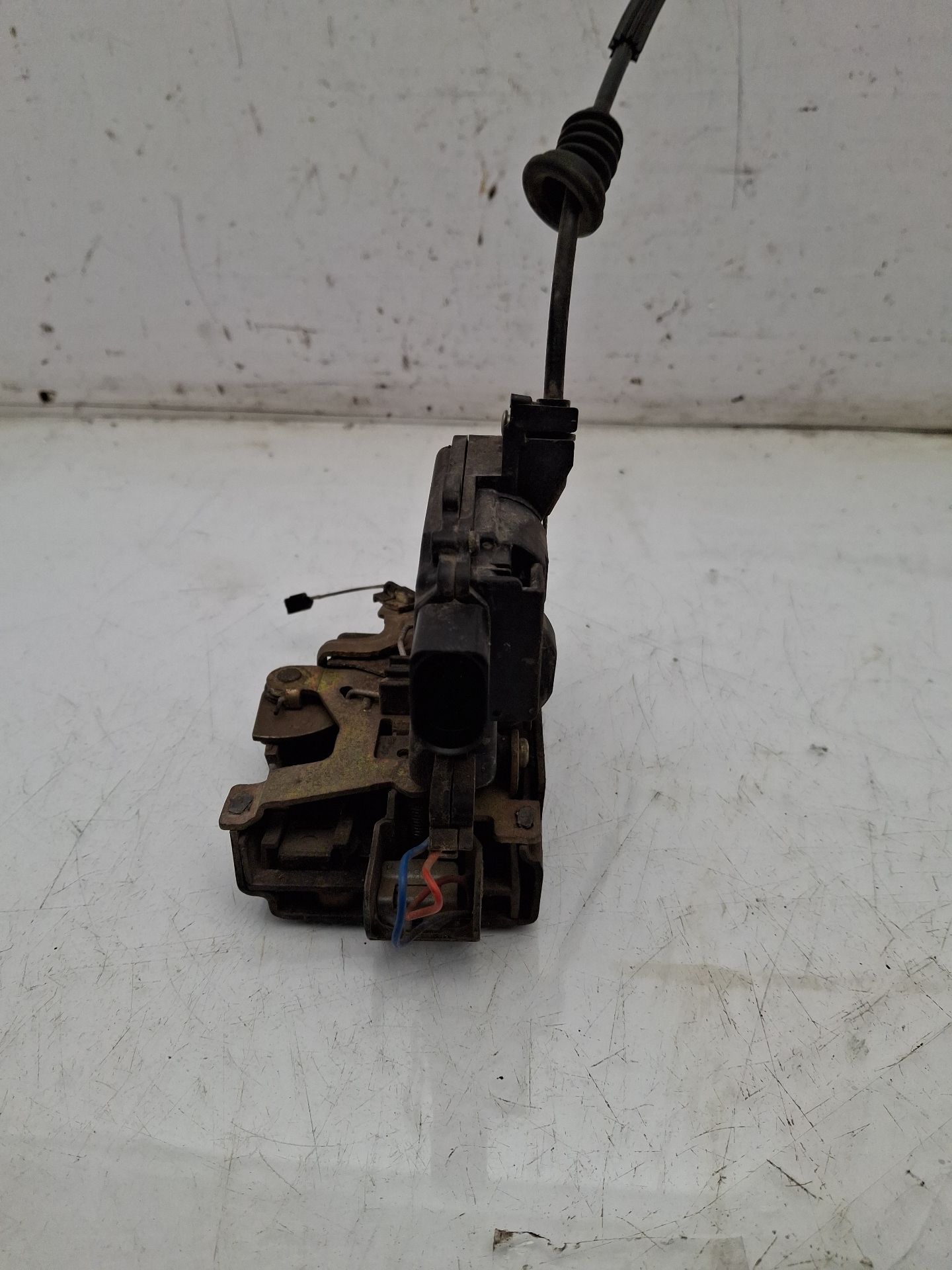 CERRADURA PUERTA DELANTERA DERECHA VOLKSWAGEN GOLF 