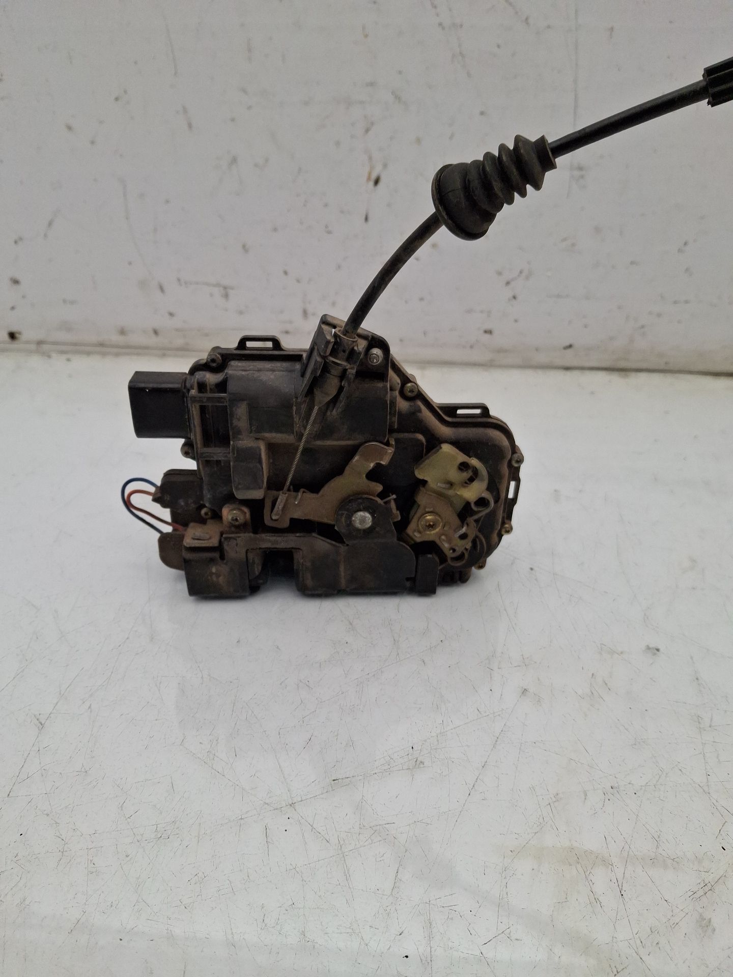 CERRADURA PUERTA DELANTERA DERECHA VOLKSWAGEN GOLF 