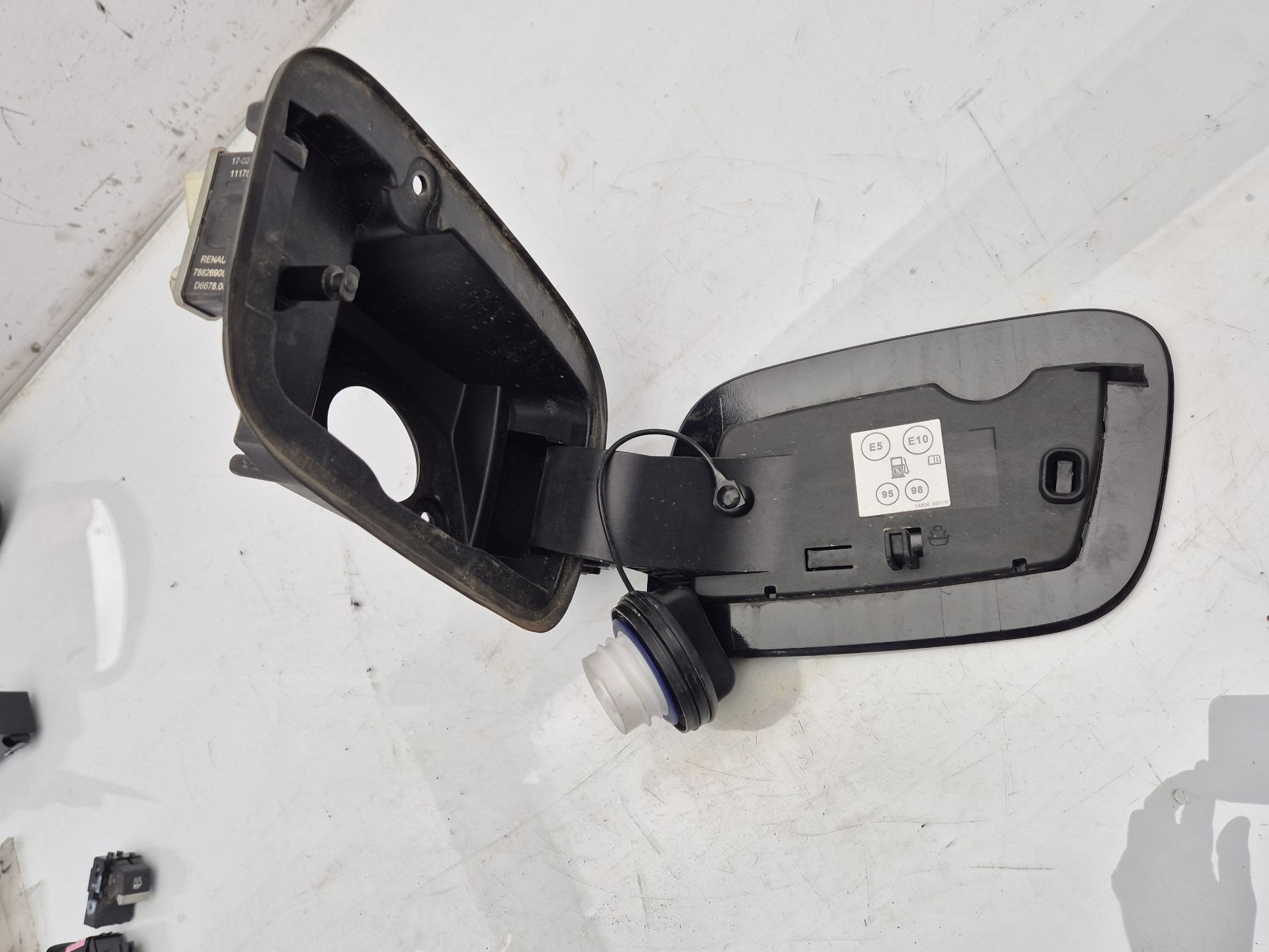 TAPA EXTERIOR COMBUSTIBLE RENAULT ARKANA 