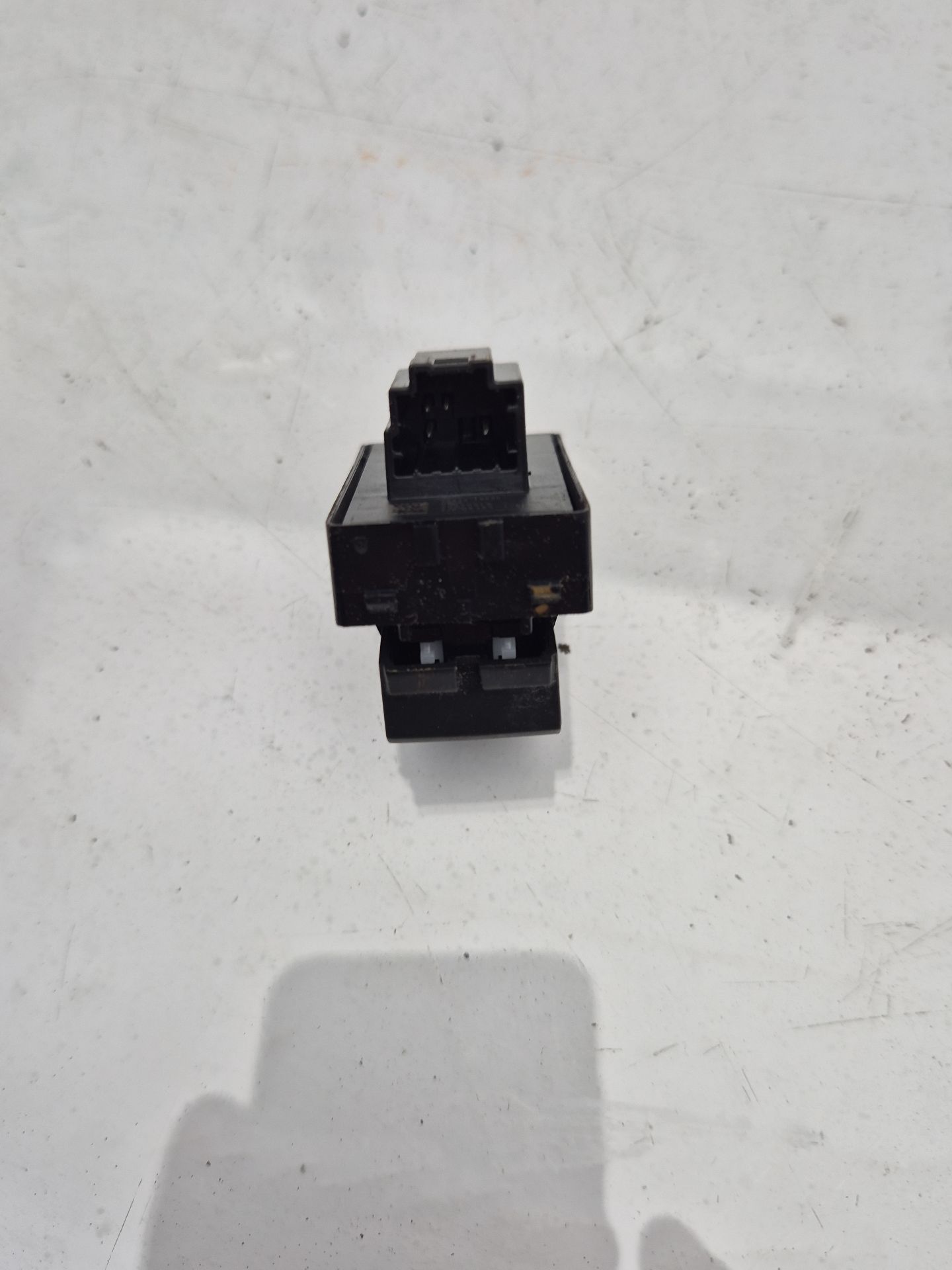 MANDO ELEVALUNAS TRASERO DERECHO RENAULT ARKANA 