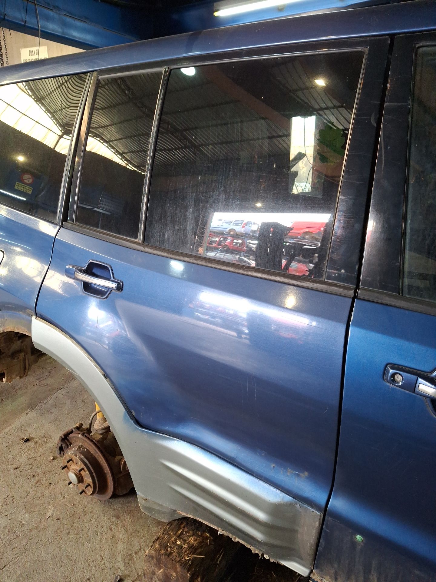 PUERTA TRASERA DERECHA MITSUBISHI MONTERO 