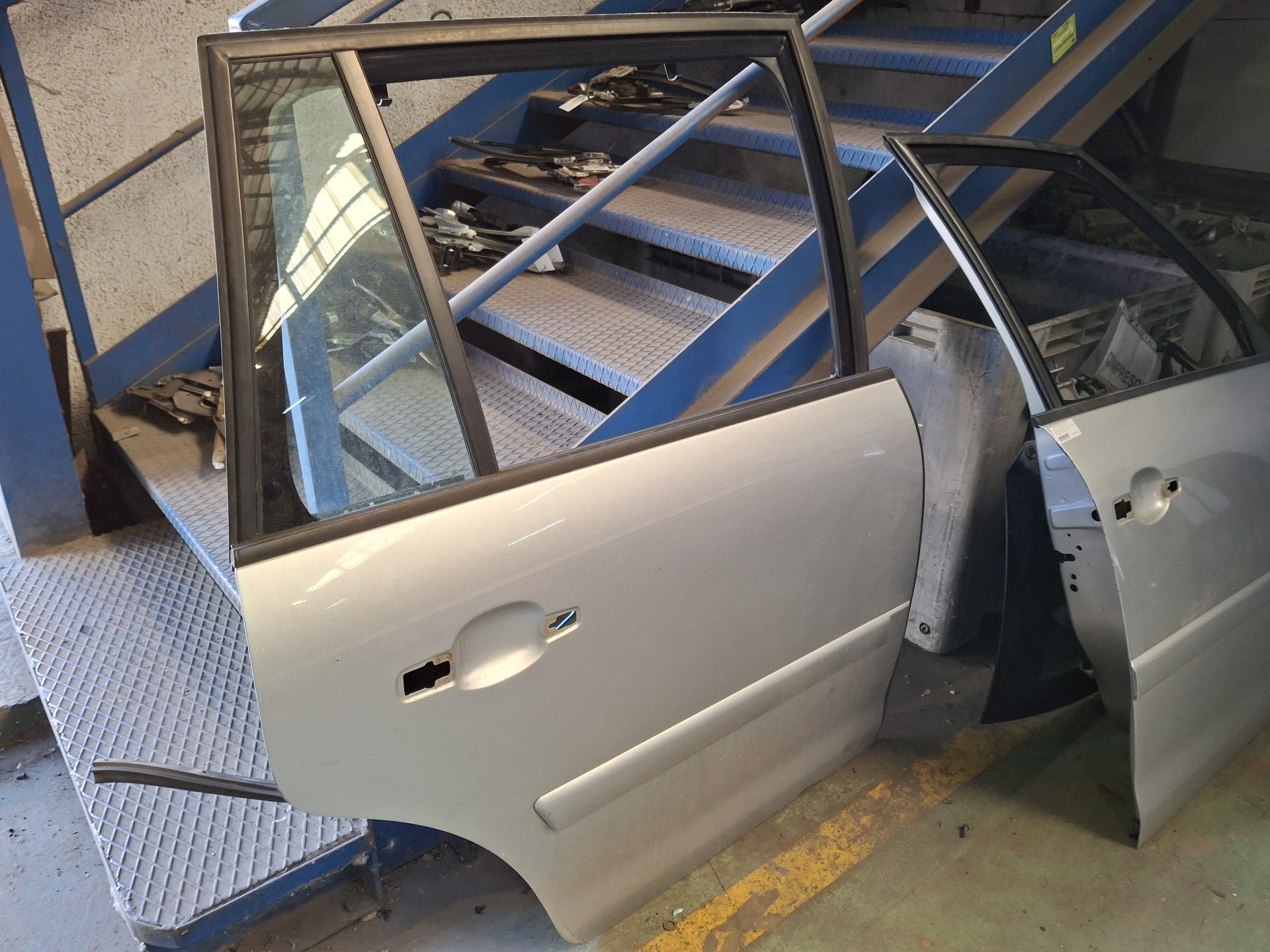 PUERTA TRASERA DERECHA CITROEN C4 9HZ