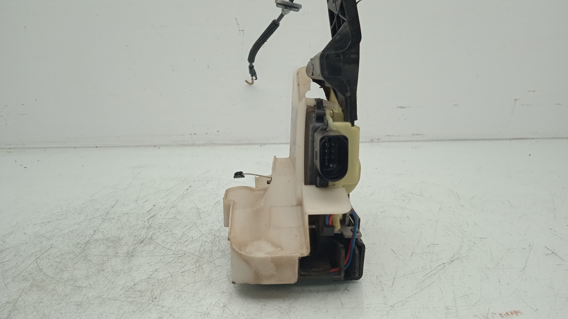 CERRADURA PUERTA DELANTERA DERECHA VOLKSWAGEN PASS AVF