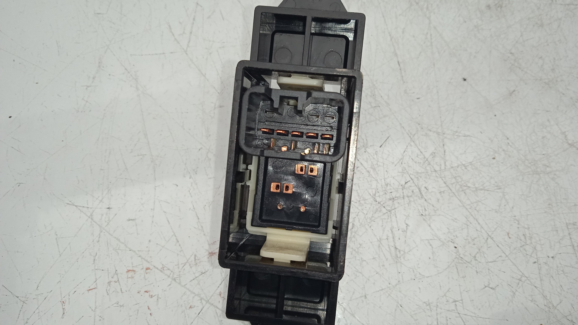 MANDO ELEVALUNAS DELANTERO DERECHO MITSUBISHI COLT 639939