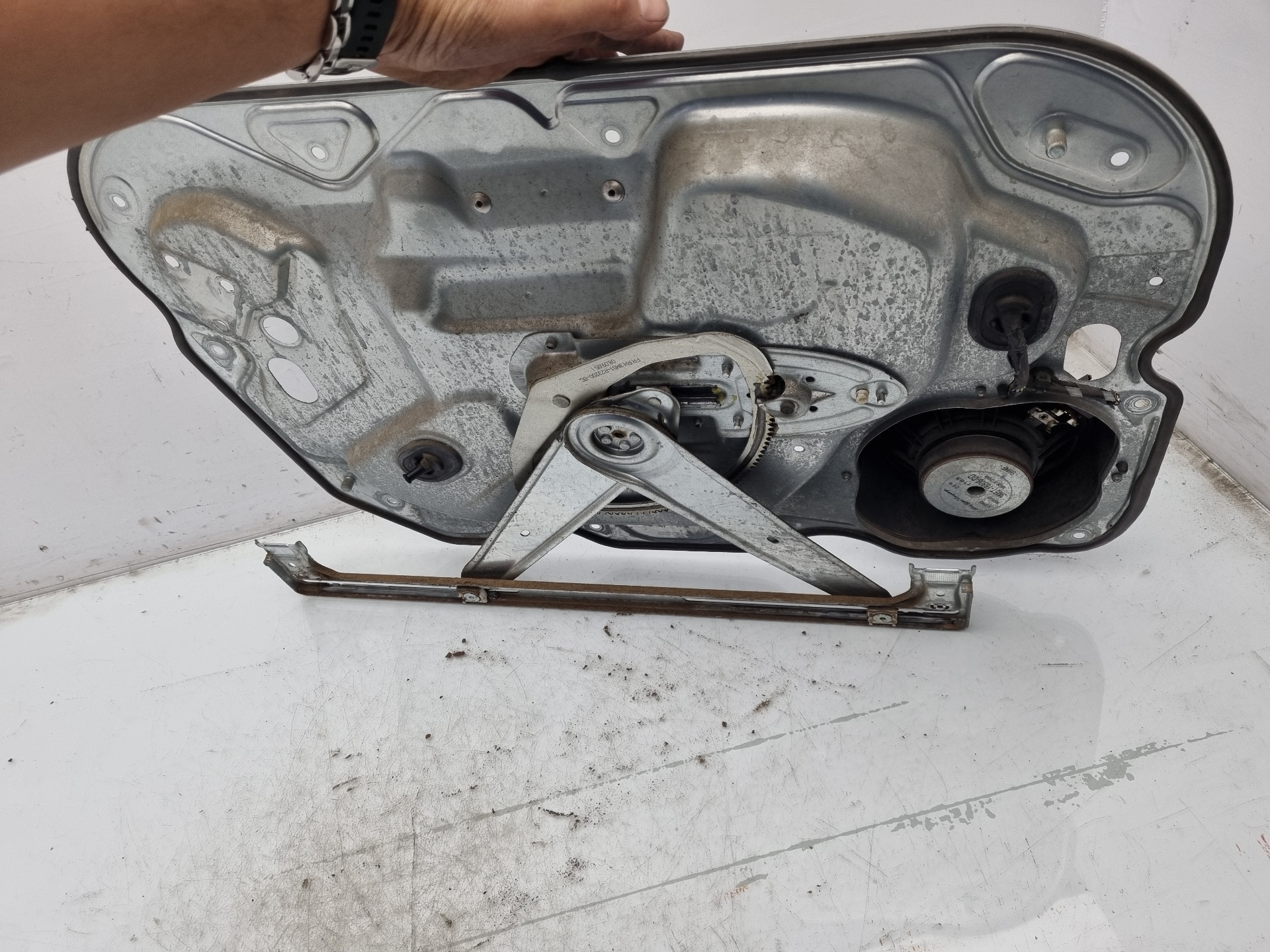 ELEVALUNAS DELANTERO DERECHO FORD FOCUS KKDA