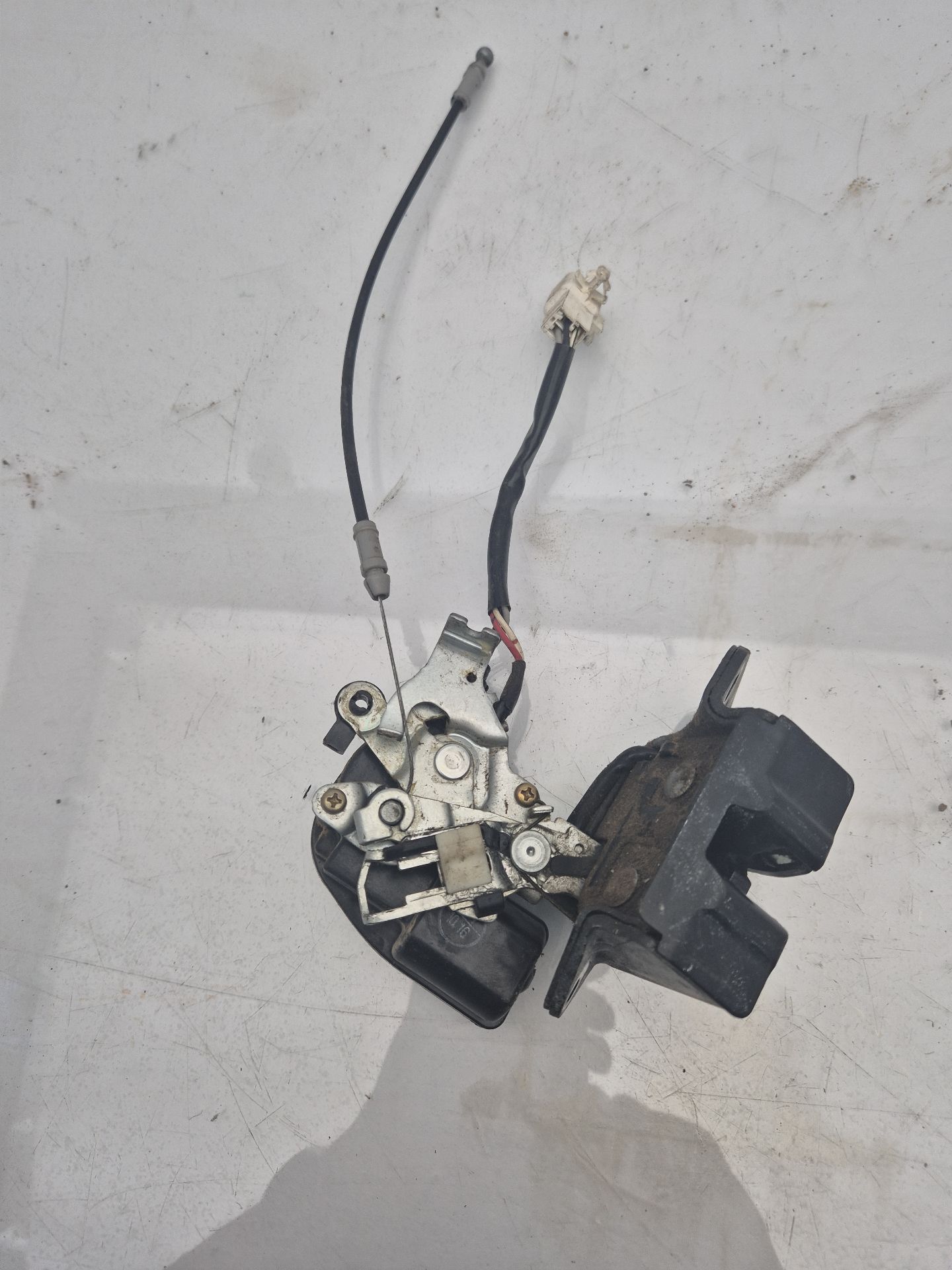 CERRADURA MALETERO / PORTON TOYOTA COROLLA 