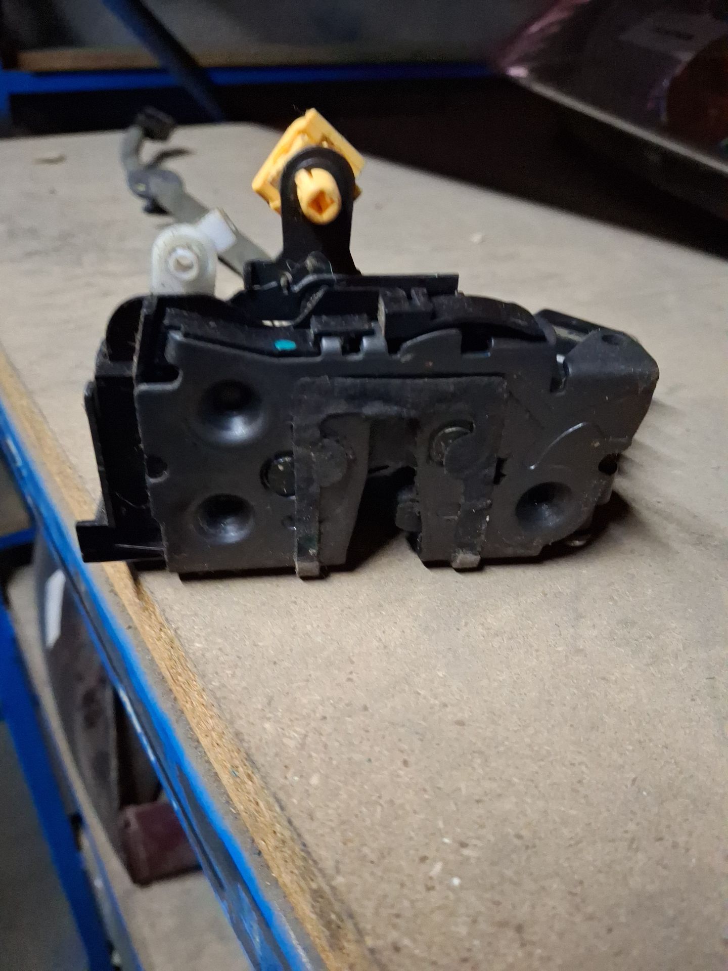 CERRADURA PUERTA DELANTERA DERECHA FORD KA+ 