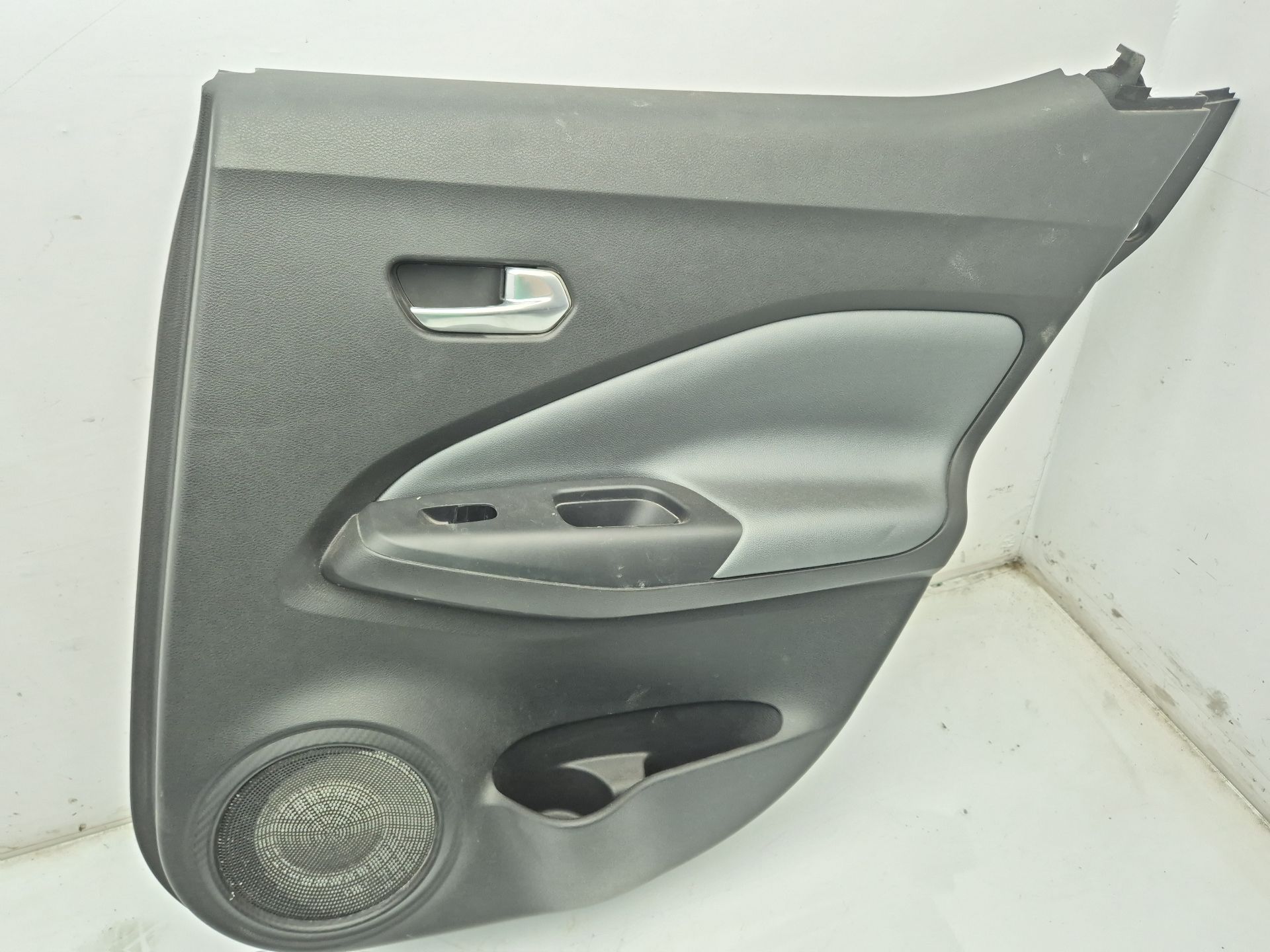GUARNECIDO PUERTA TRASERA DERECHA NISSAN JUKE 
