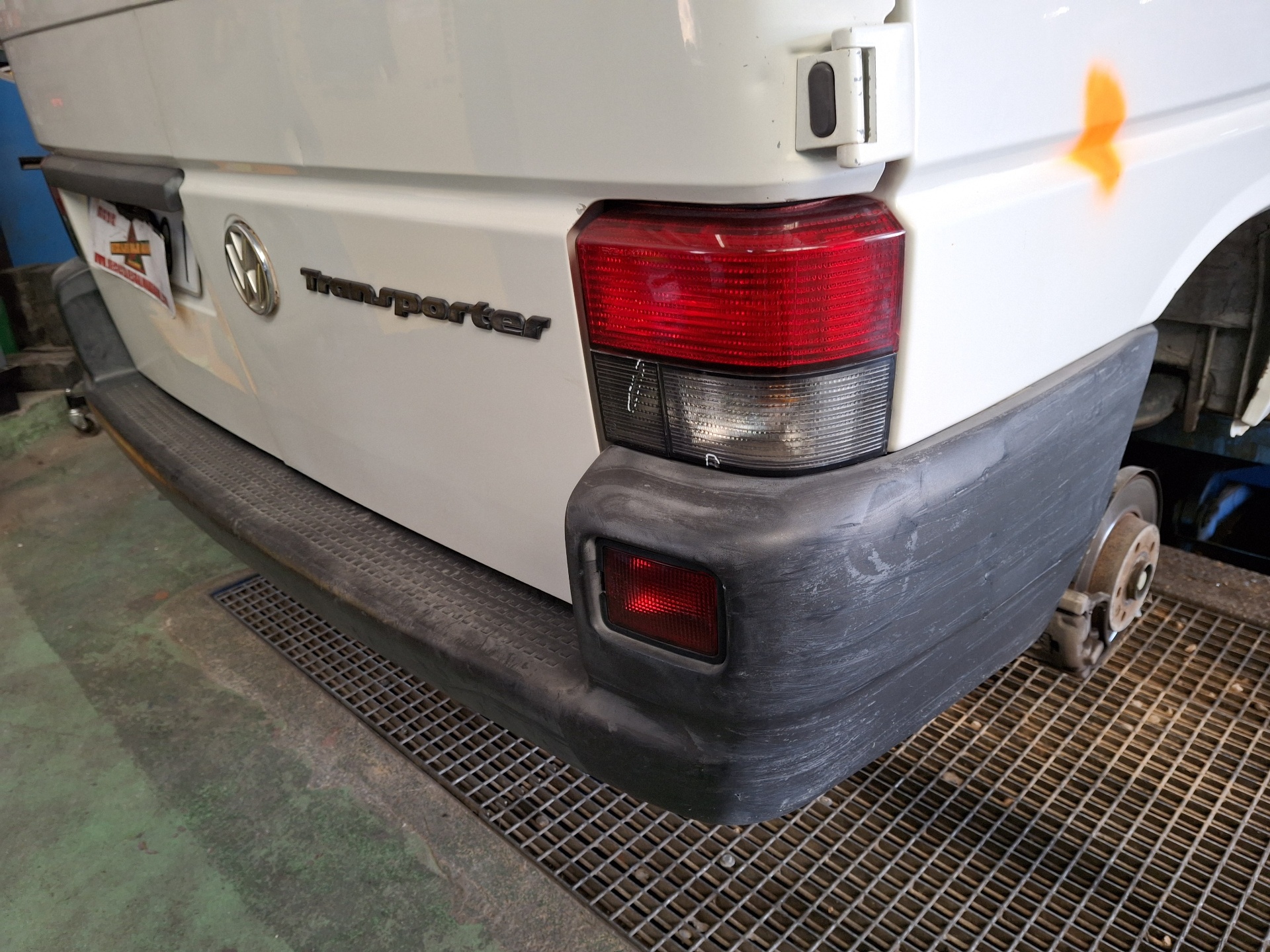 PARAGOLPES TRASERO VOLKSWAGEN TRANSPORTER ABL