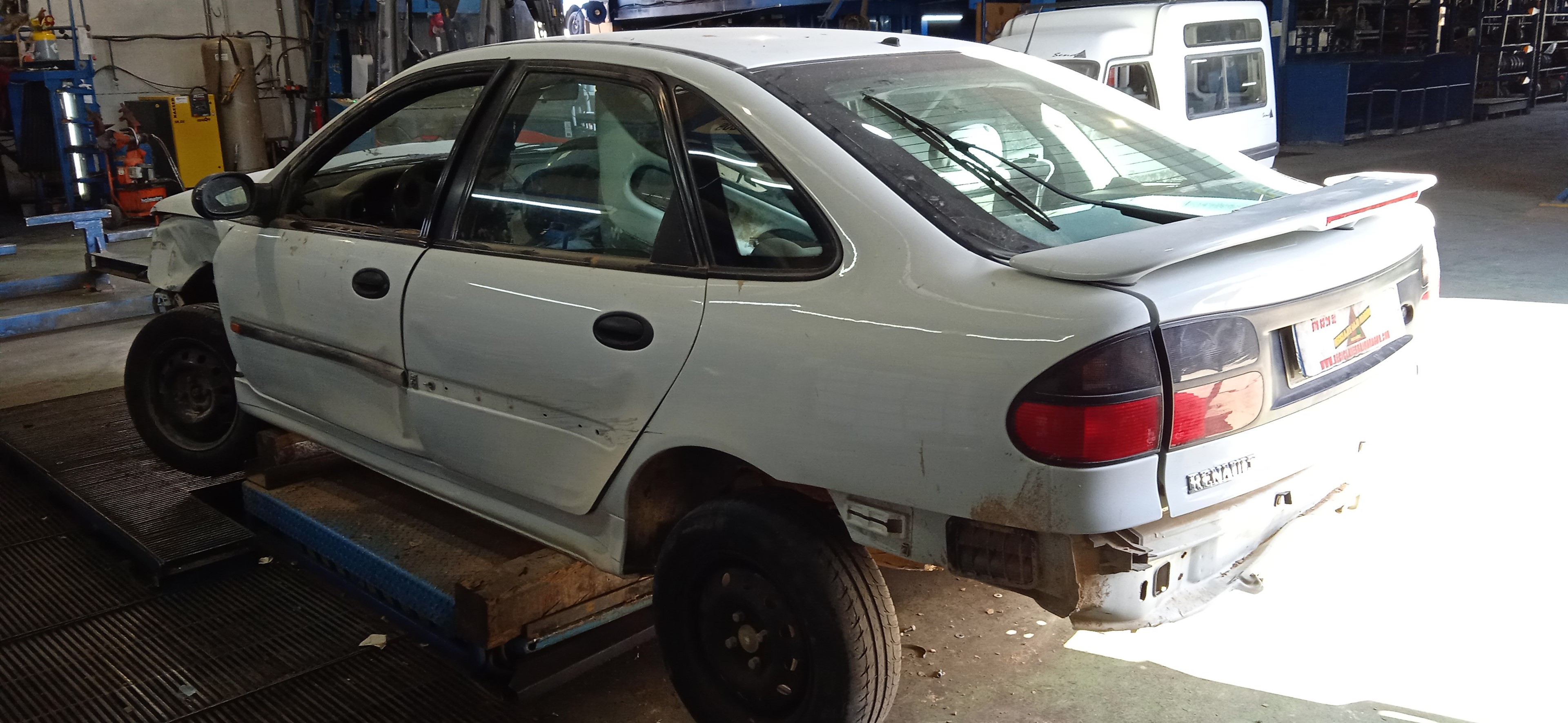 RETROVISOR IZQUIERDO RENAULT LAGUNA F3R