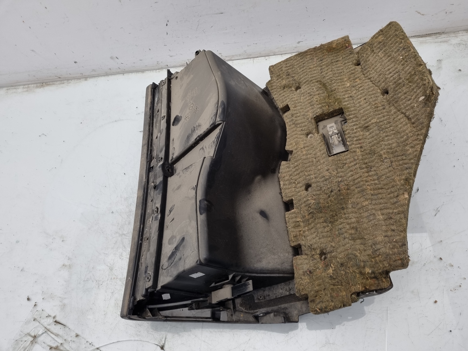 GUANTERA AUDI A4 APU