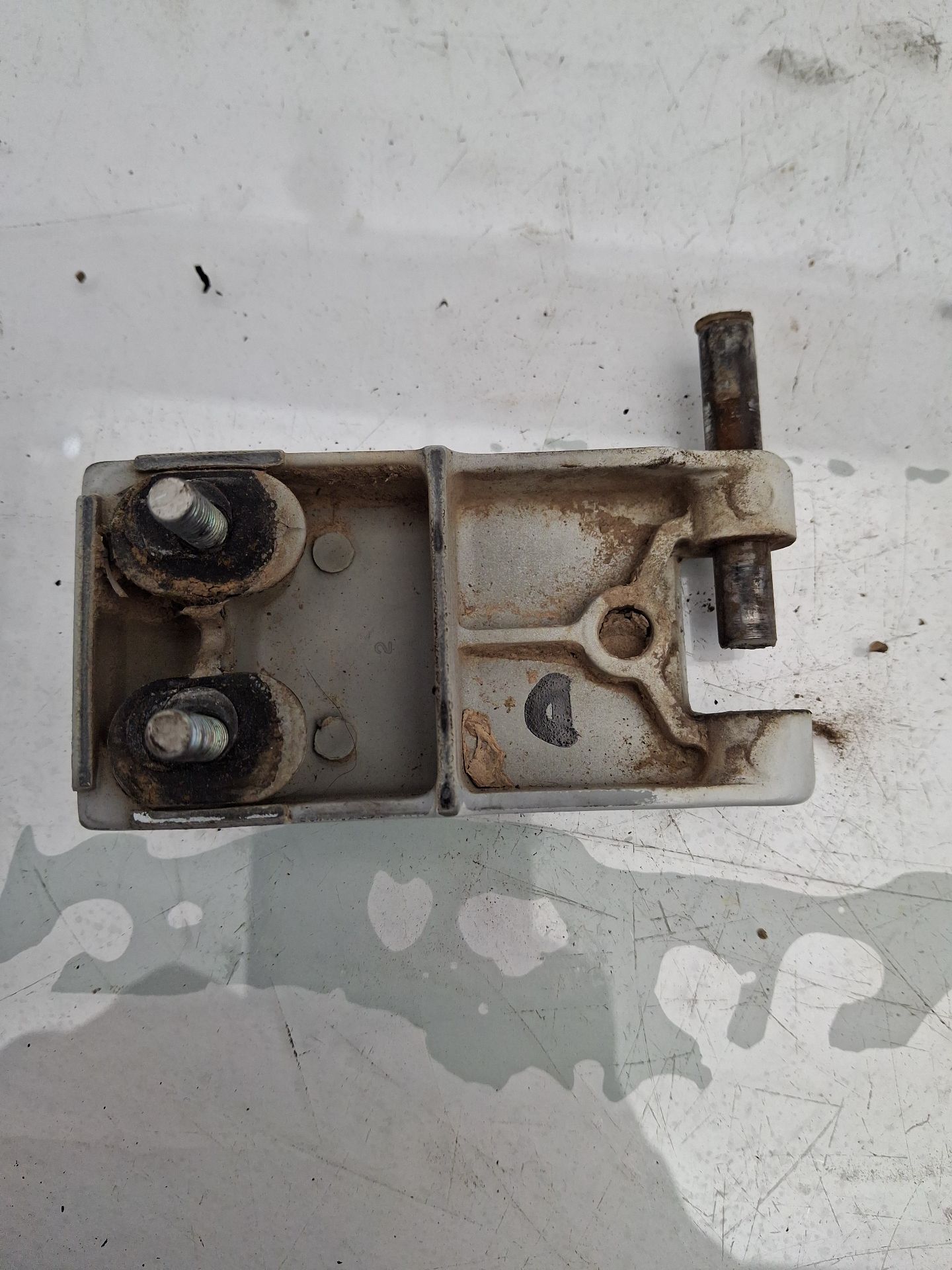 BISAGRA PUERTA TRASERA RENAULT EXPRESS 