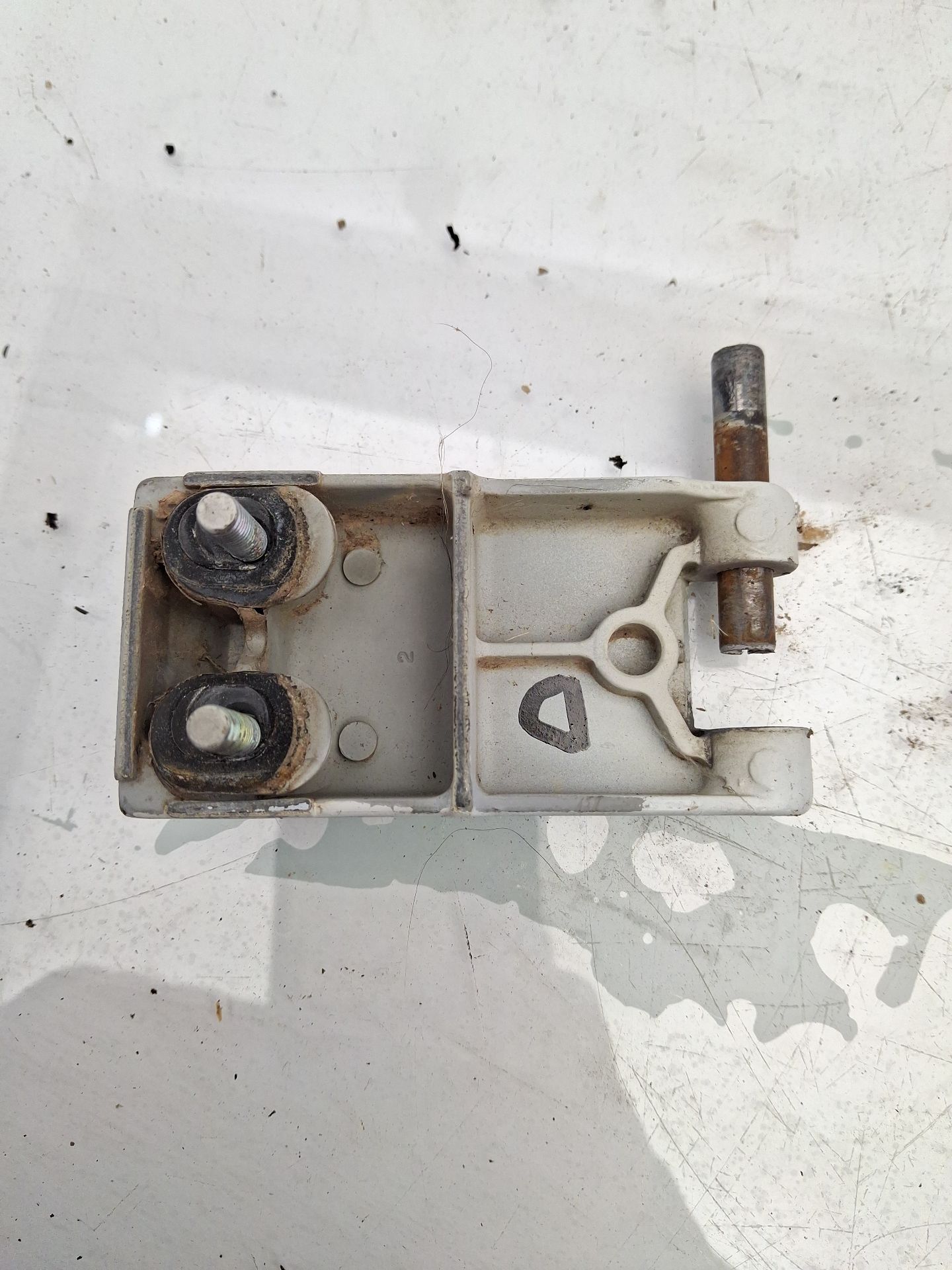 BISAGRA PUERTA TRASERA RENAULT EXPRESS 