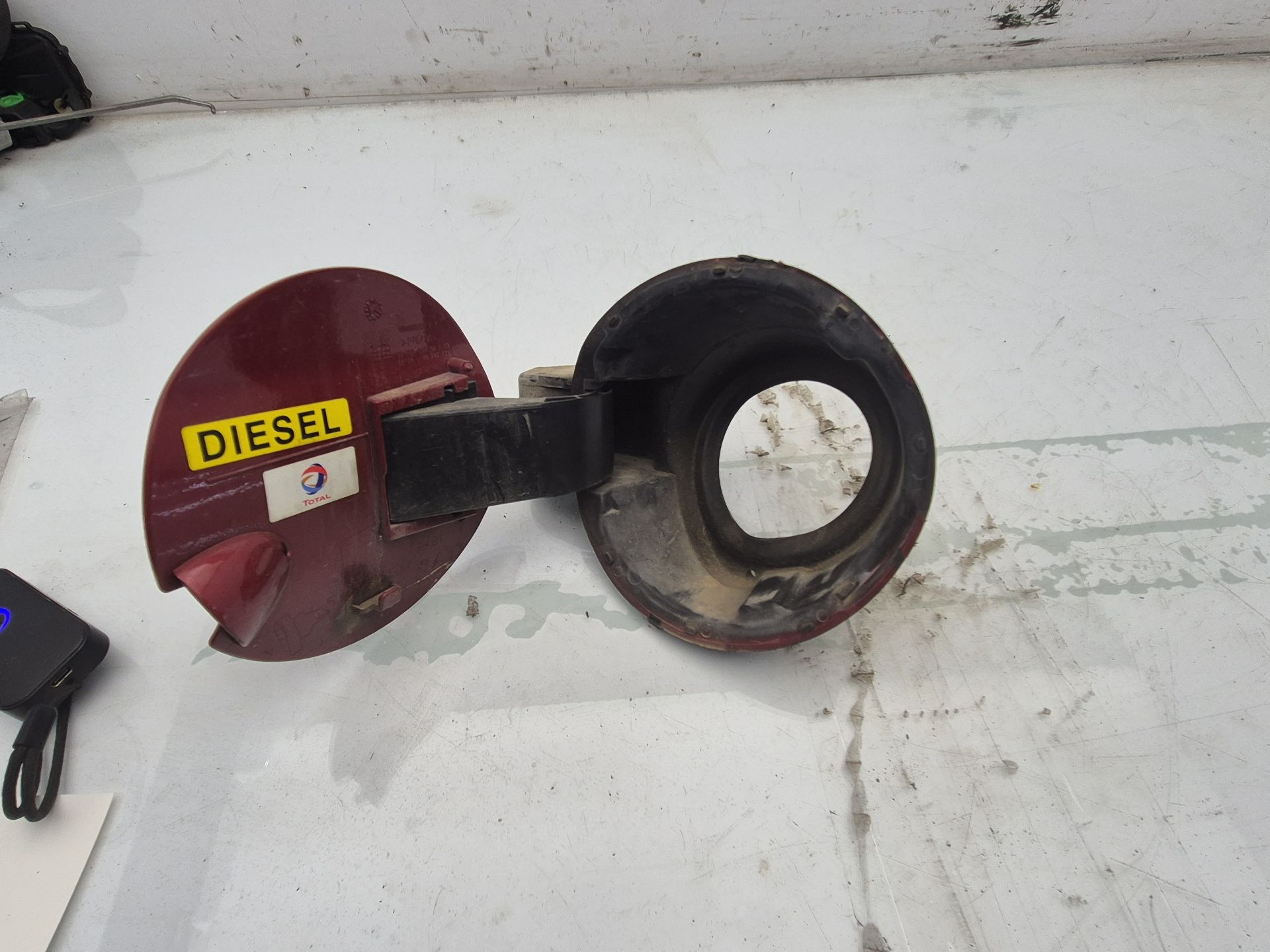 TAPA EXTERIOR COMBUSTIBLE PEUGEOT 208 