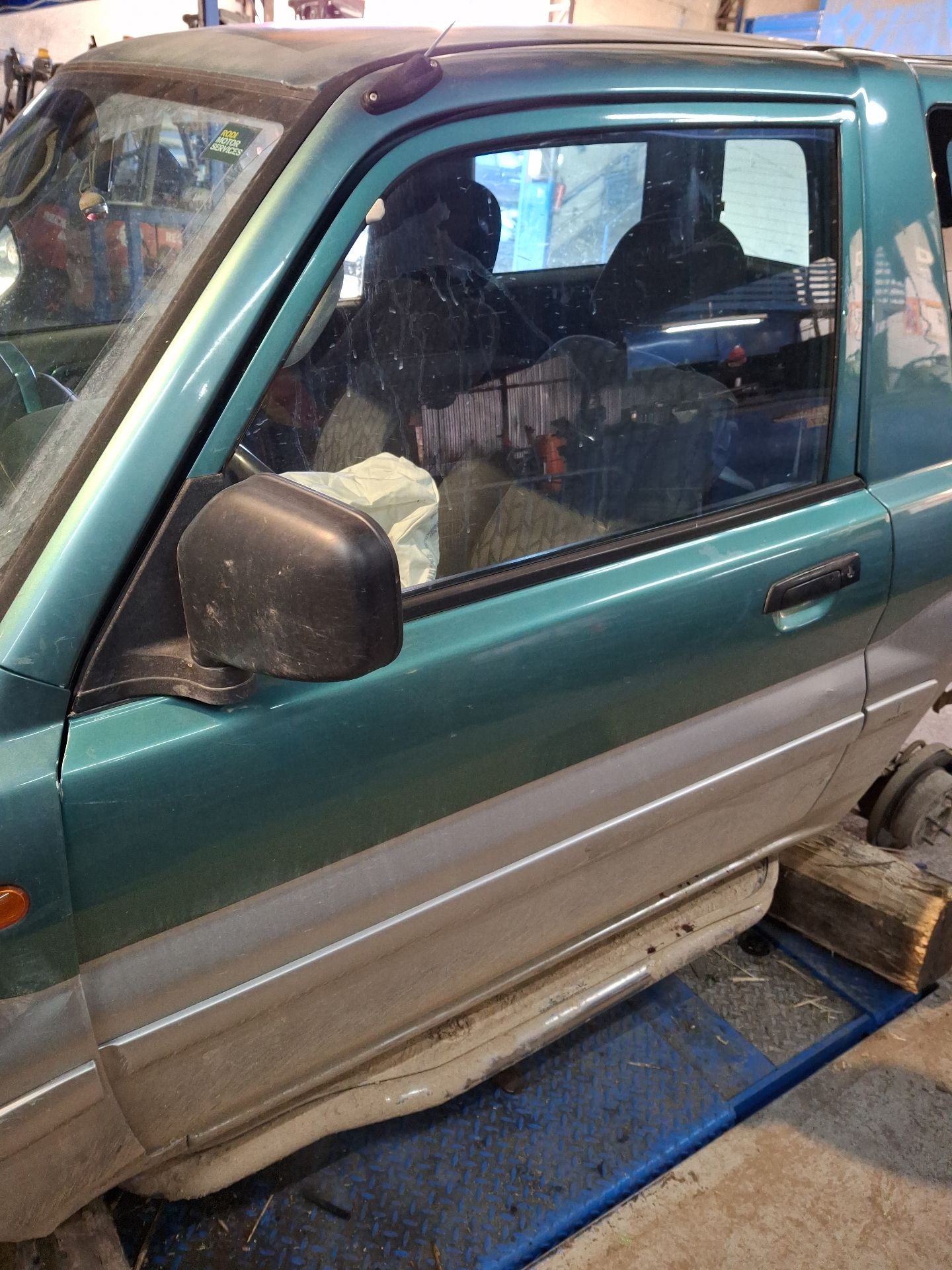 PUERTA DELANTERA IZQUIERDA MITSUBISHI MONTERO 