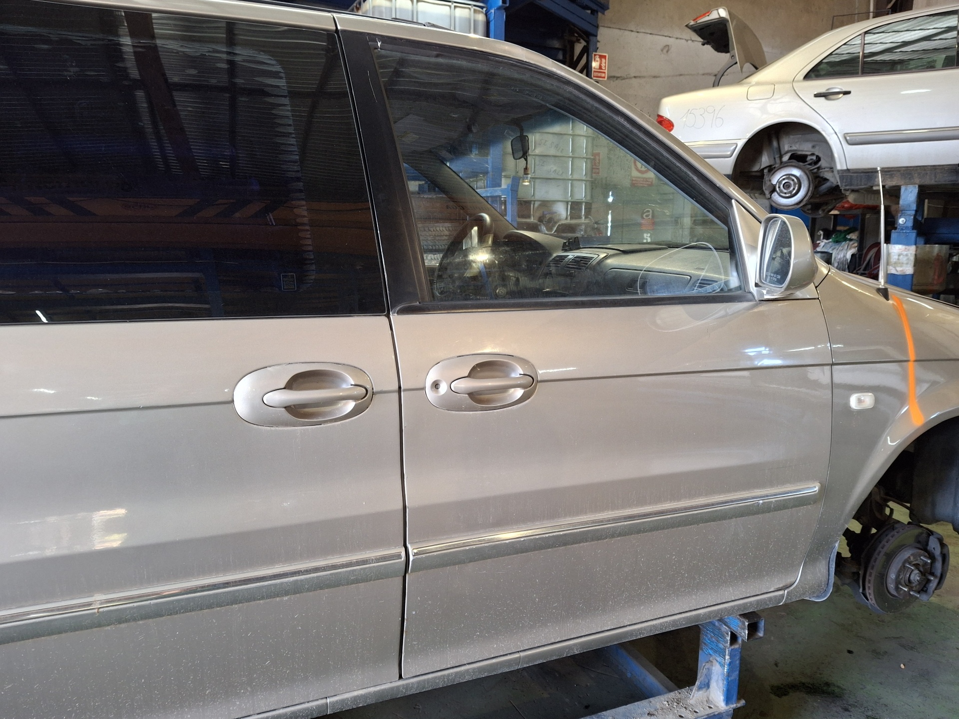 PUERTA DELANTERA DERECHA KIA CARNIVAL D/J3