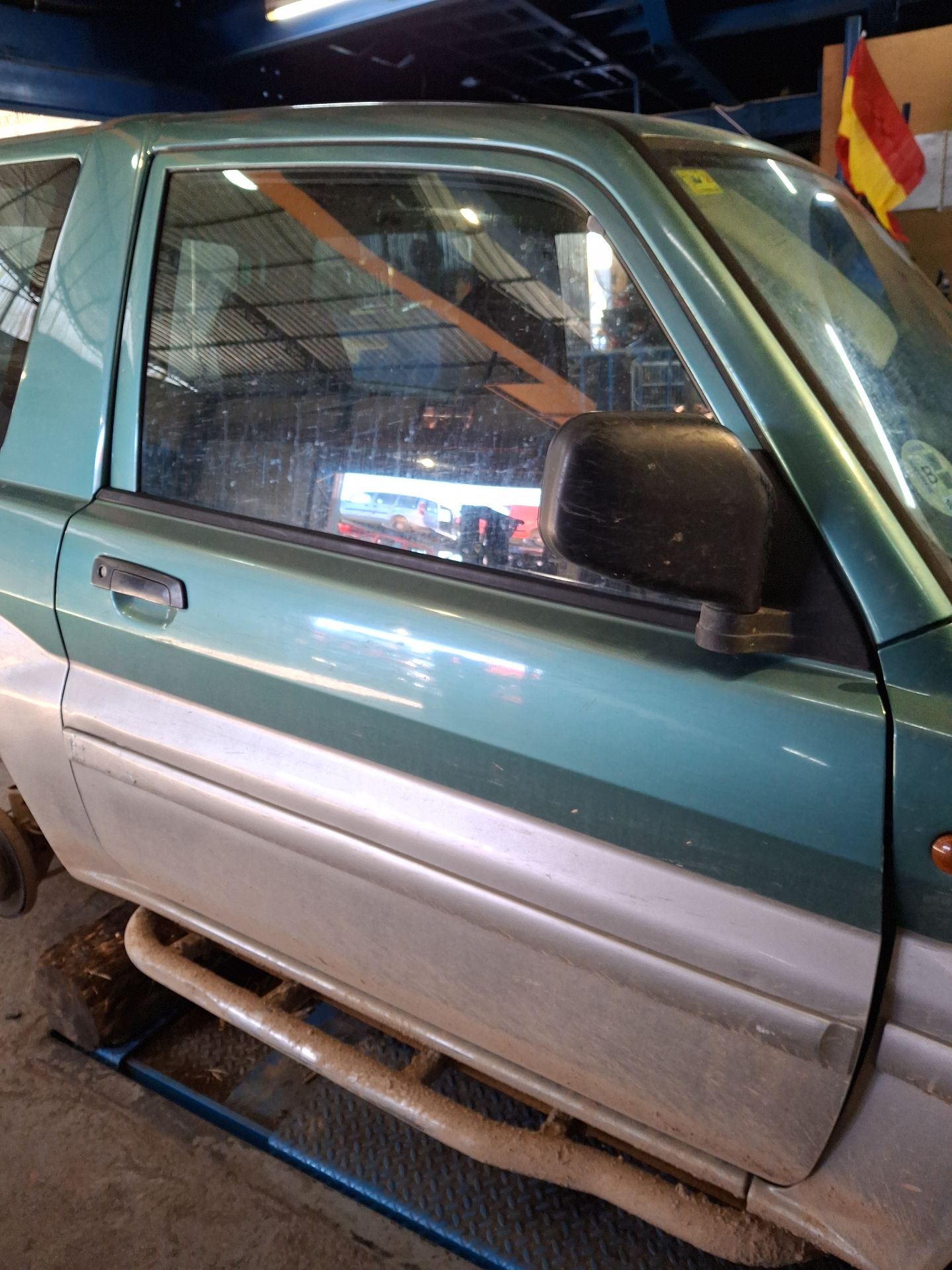 PUERTA DELANTERA DERECHA MITSUBISHI MONTERO 