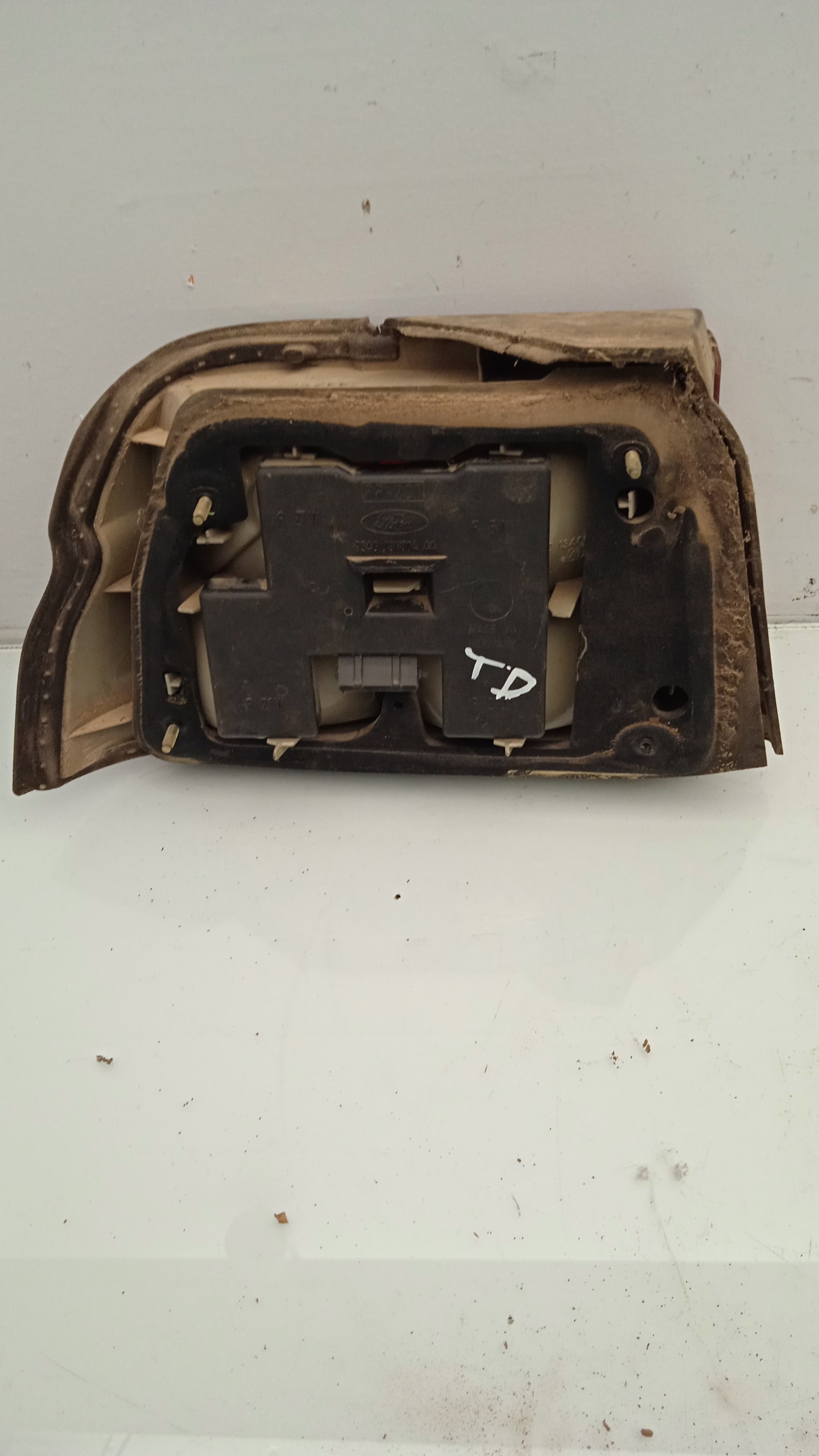 PILOTO TRASERO DERECHO FORD ESCORT L1E