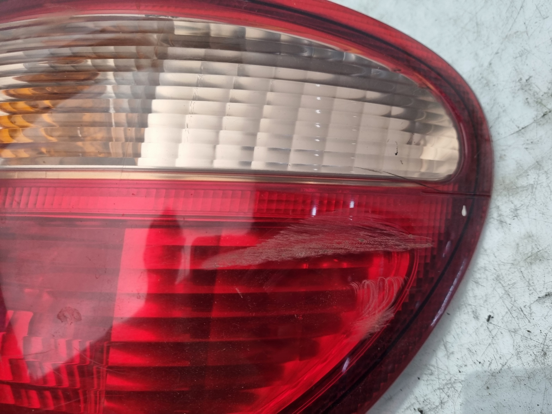 PILOTO TRASERO DERECHO NISSAN ALMERA YD22