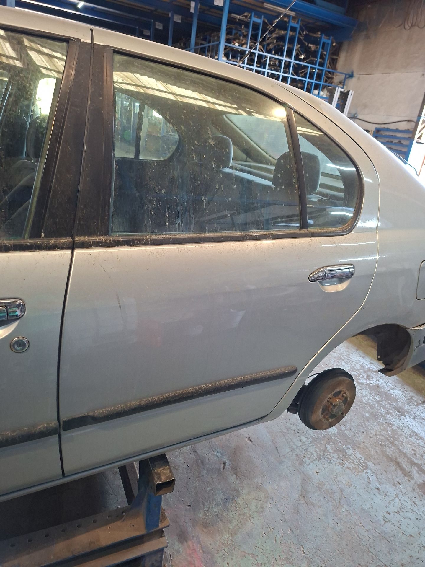 PUERTA TRASERA IZQUIERDA NISSAN PRIMERA 