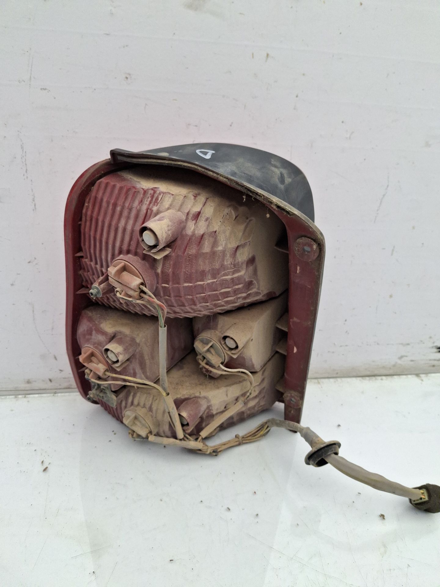 PILOTO TRASERO DERECHO KIA CARNIVAL 