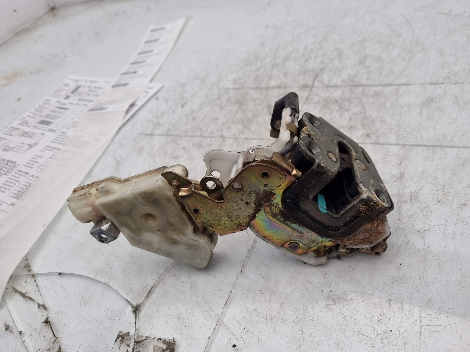 CERRADURA PUERTA DELANTERA IZQUIERDA NISSAN ALMERA YD22