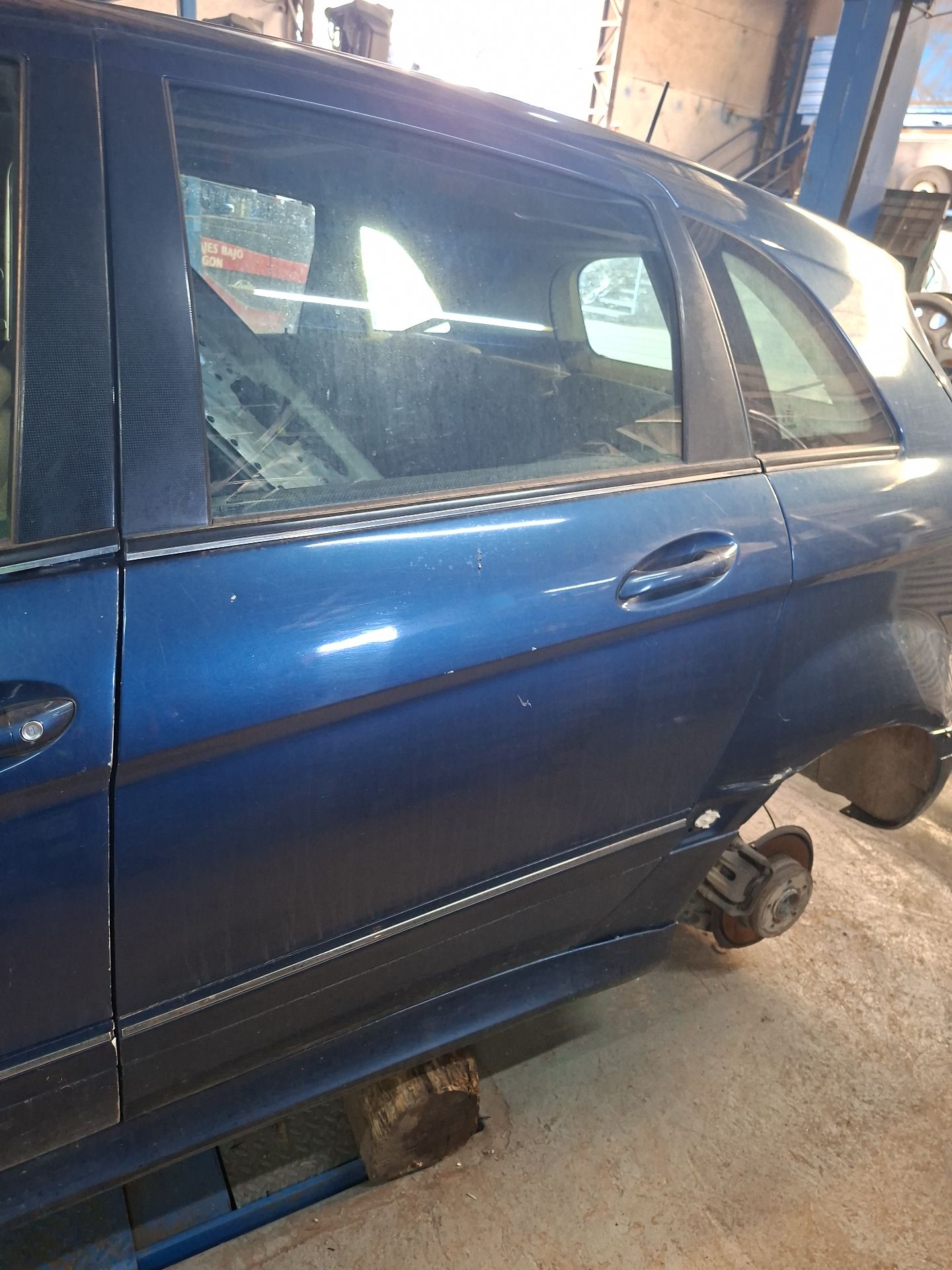 PUERTA TRASERA IZQUIERDA MERCEDES-BENZ CLASE B 