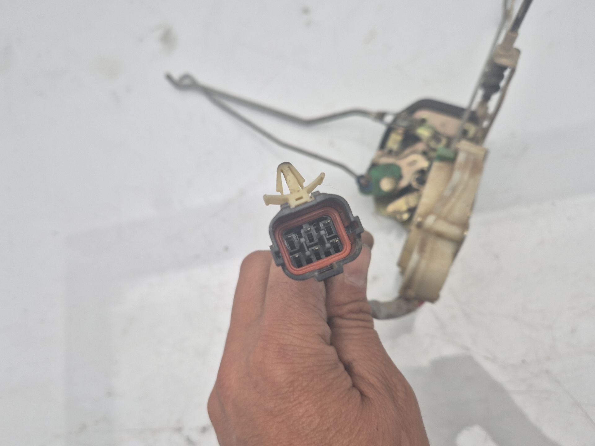 CERRADURA PUERTA DELANTERA DERECHA KIA SORENTO 