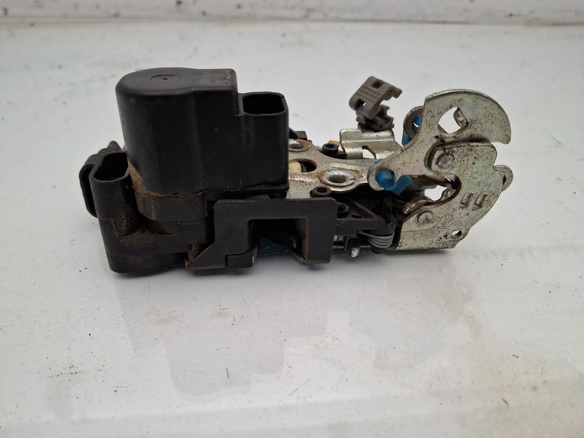 CERRADURA PUERTA DELANTERA IZQUIERDA CHEVROLET AVE 