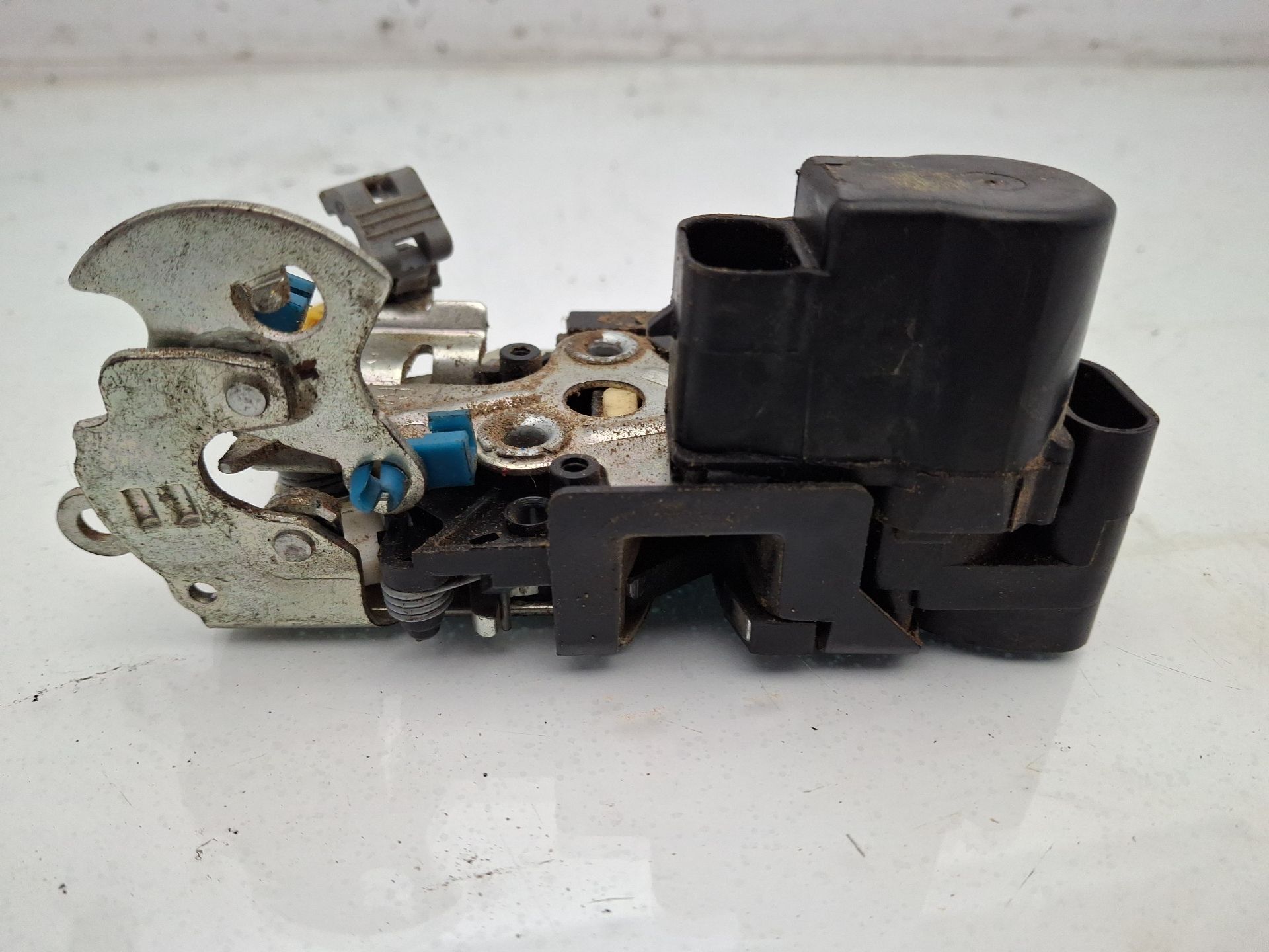 CERRADURA PUERTA DELANTERA DERECHA CHEVROLET AVEO 