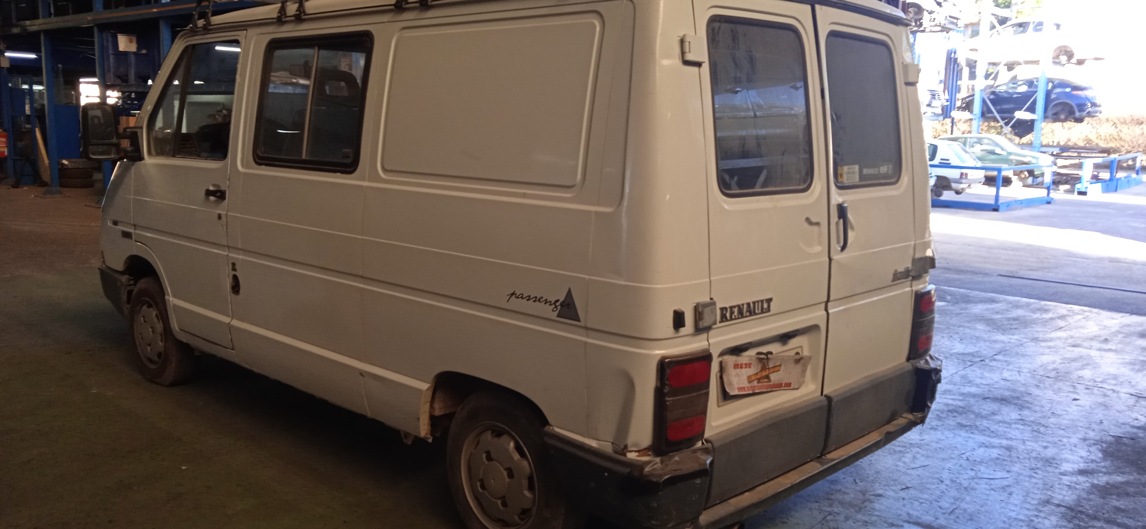 RETROVISOR IZQUIERDO RENAULT TRAFIC J8S