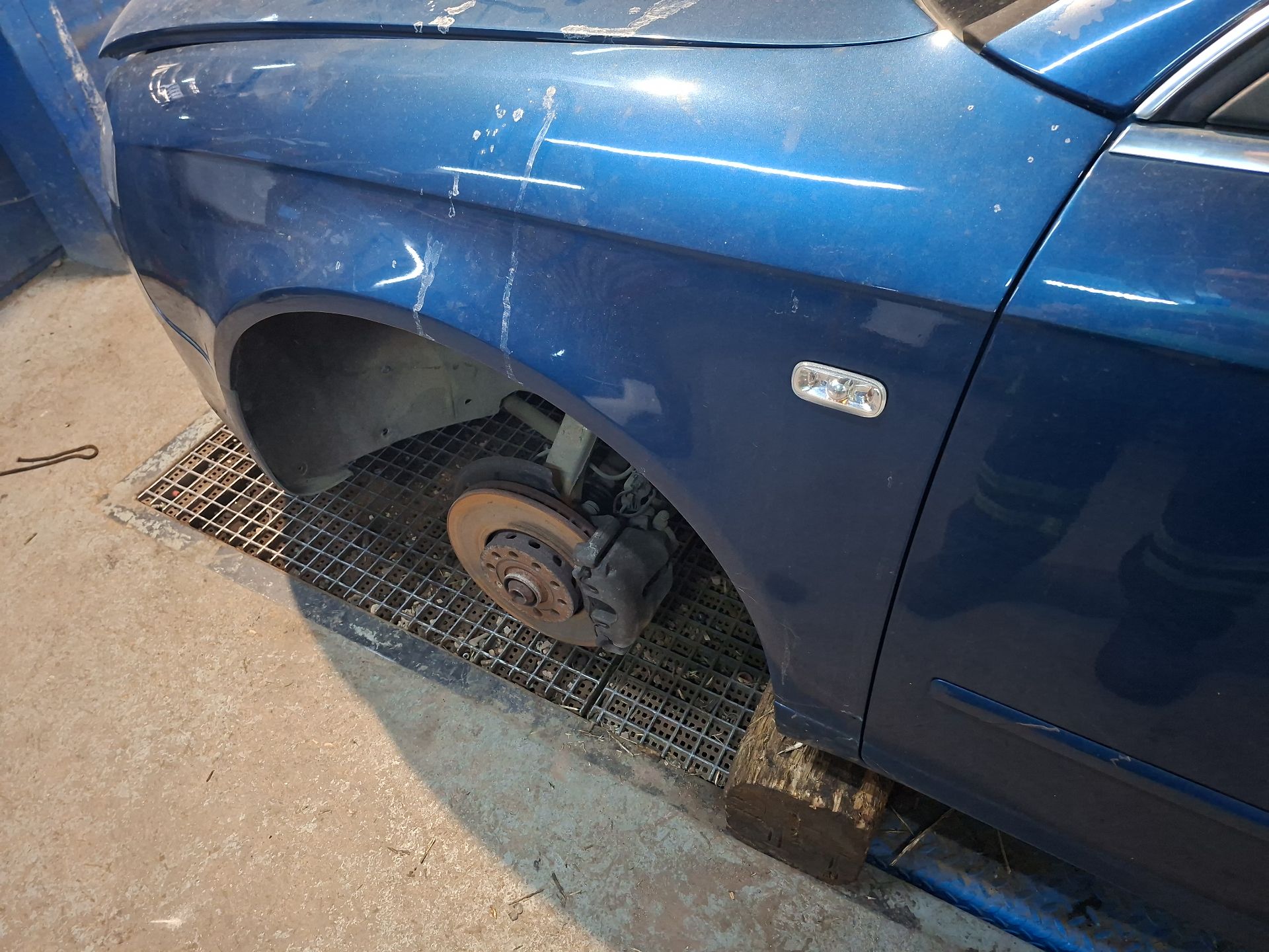 ALETA DELANTERA IZQUIERDA AUDI A4 