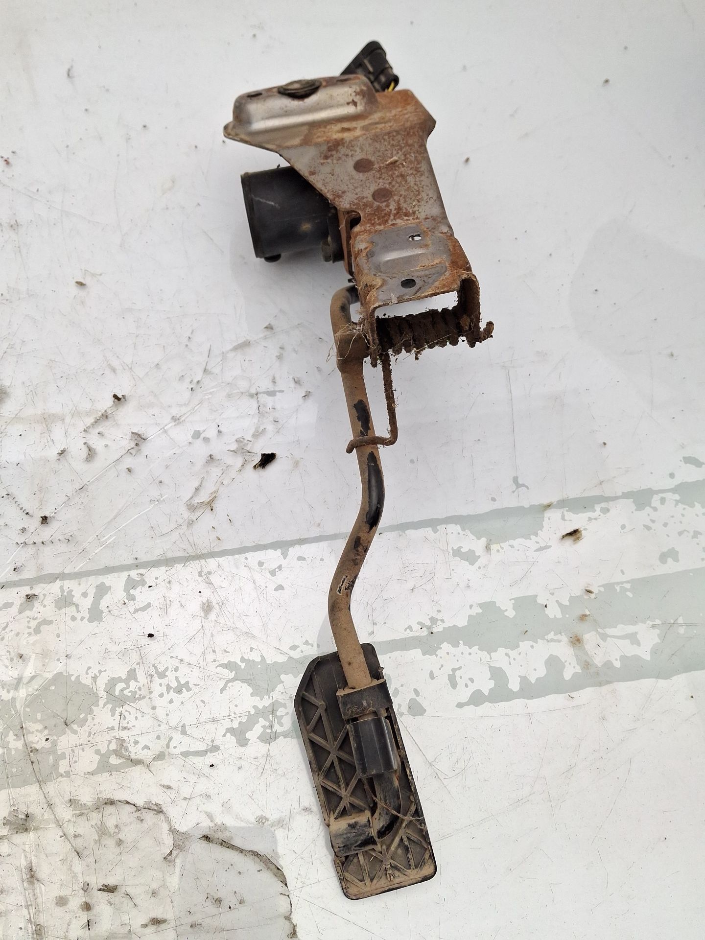 PEDAL ACELERADOR NISSAN TERRANO 