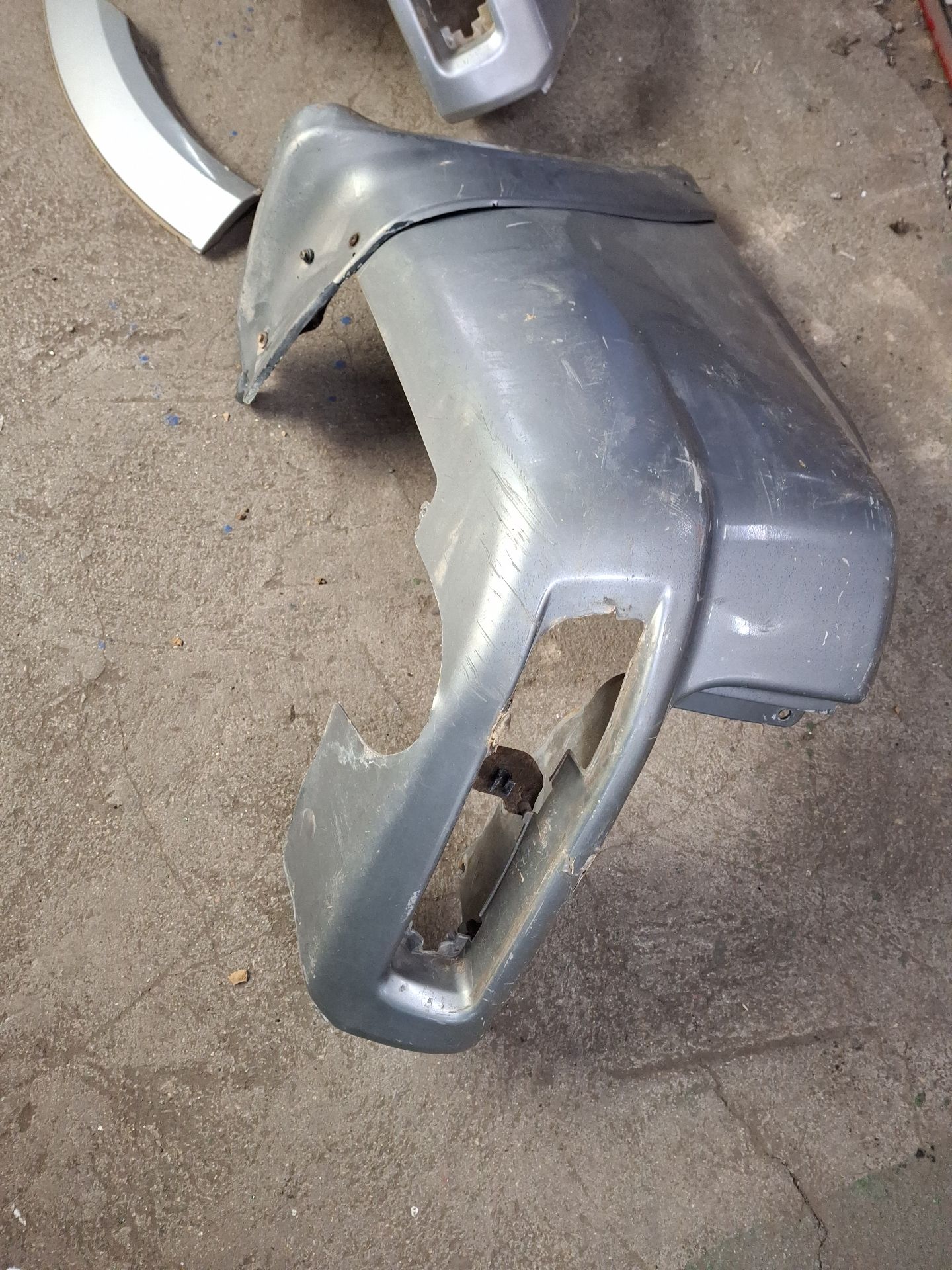 PARAGOLPES TRASERO MITSUBISHI MONTERO 