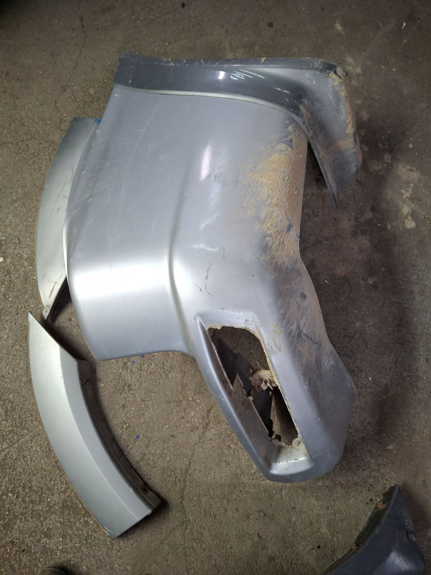 PARAGOLPES TRASERO MITSUBISHI MONTERO 