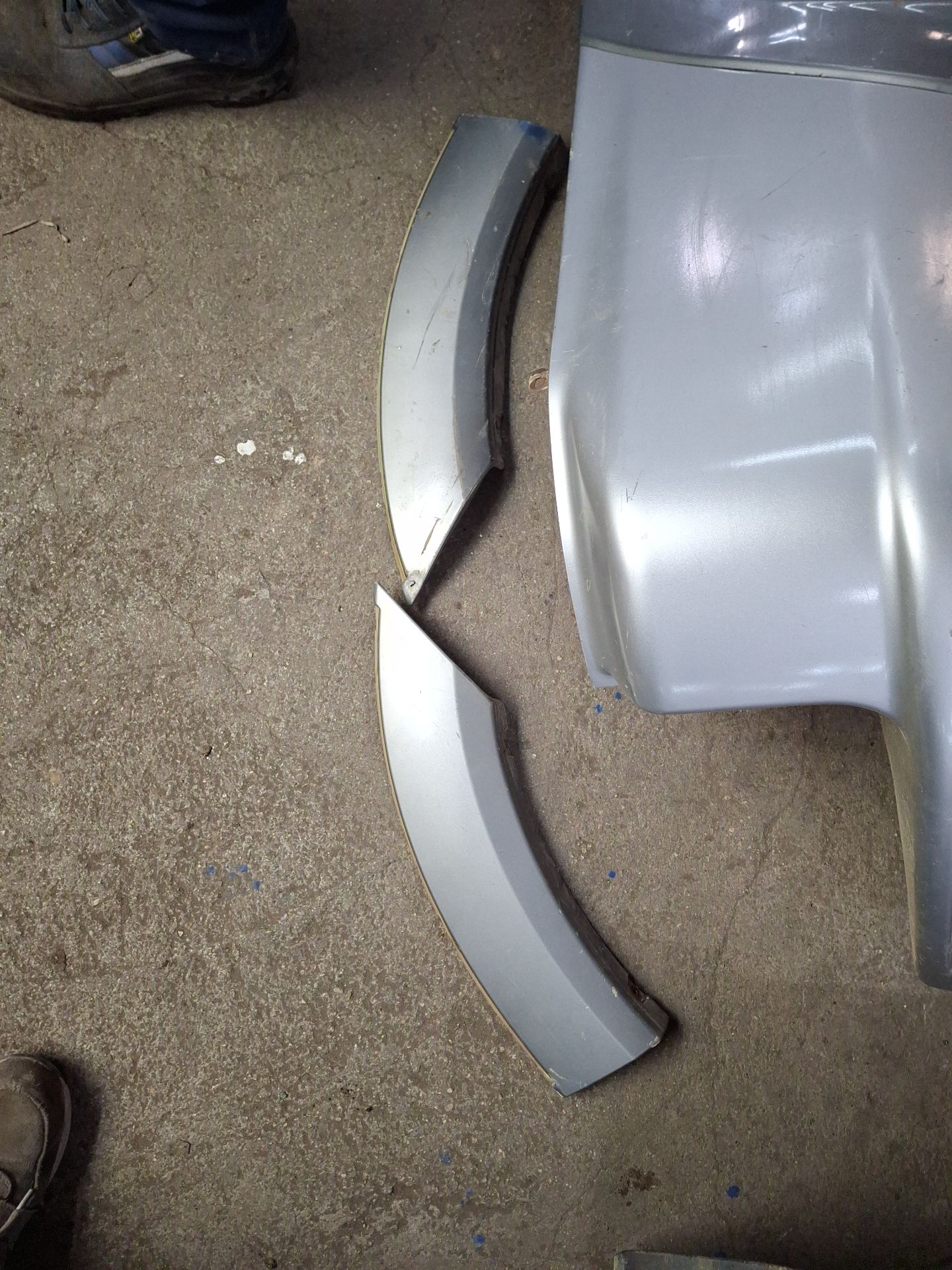 PARAGOLPES TRASERO MITSUBISHI MONTERO 