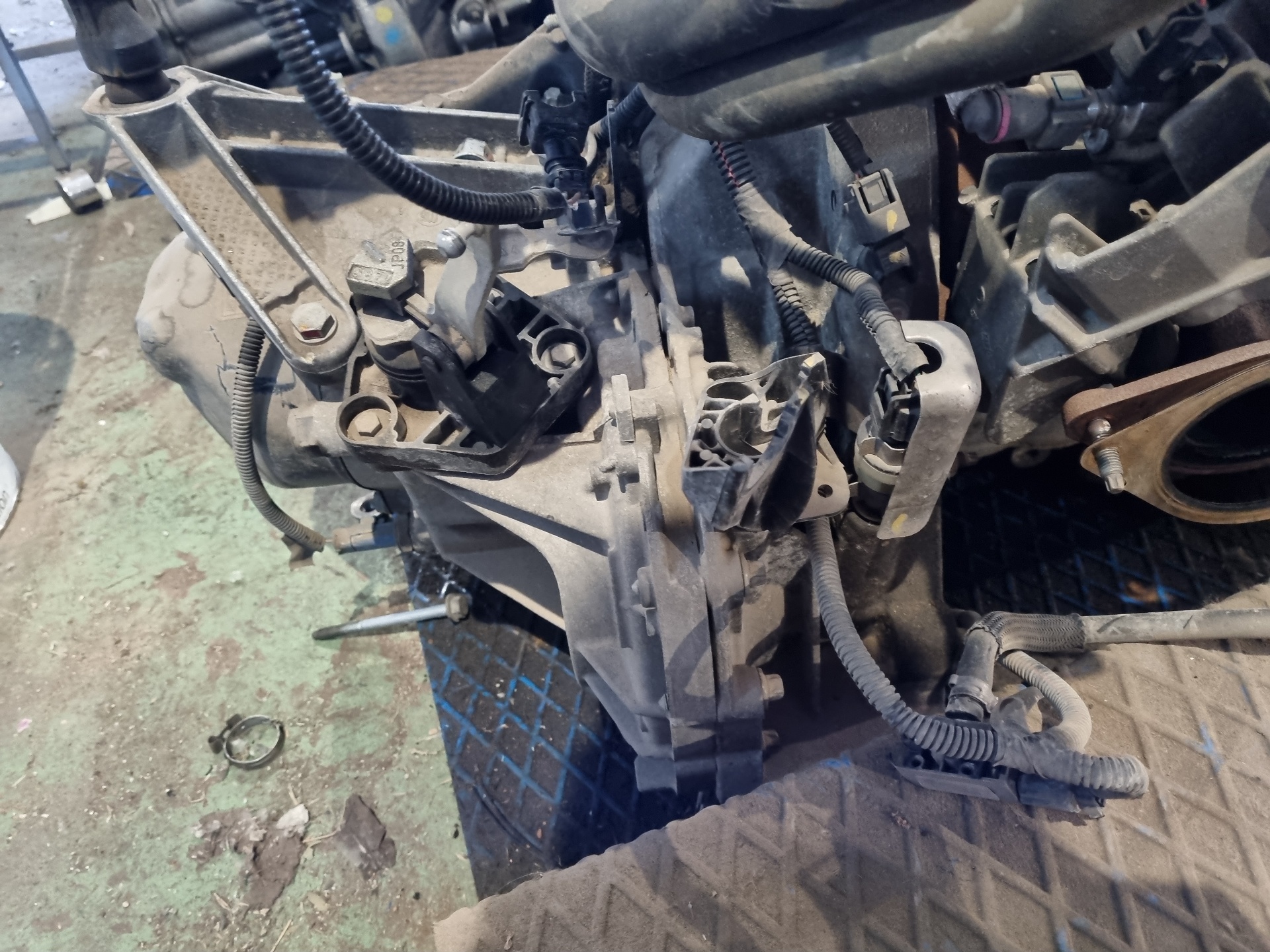 CAJA CAMBIOS DACIA SANDERO K9K E8